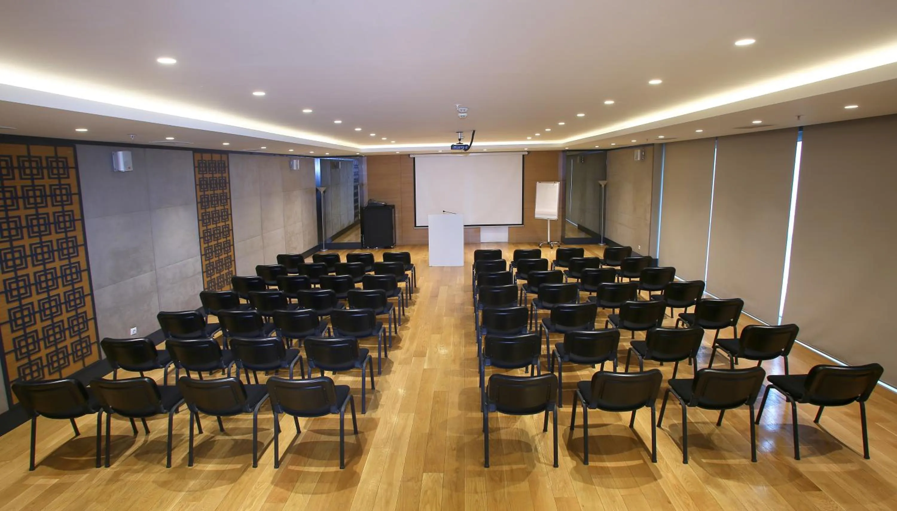 Business facilities in Wes Hotel