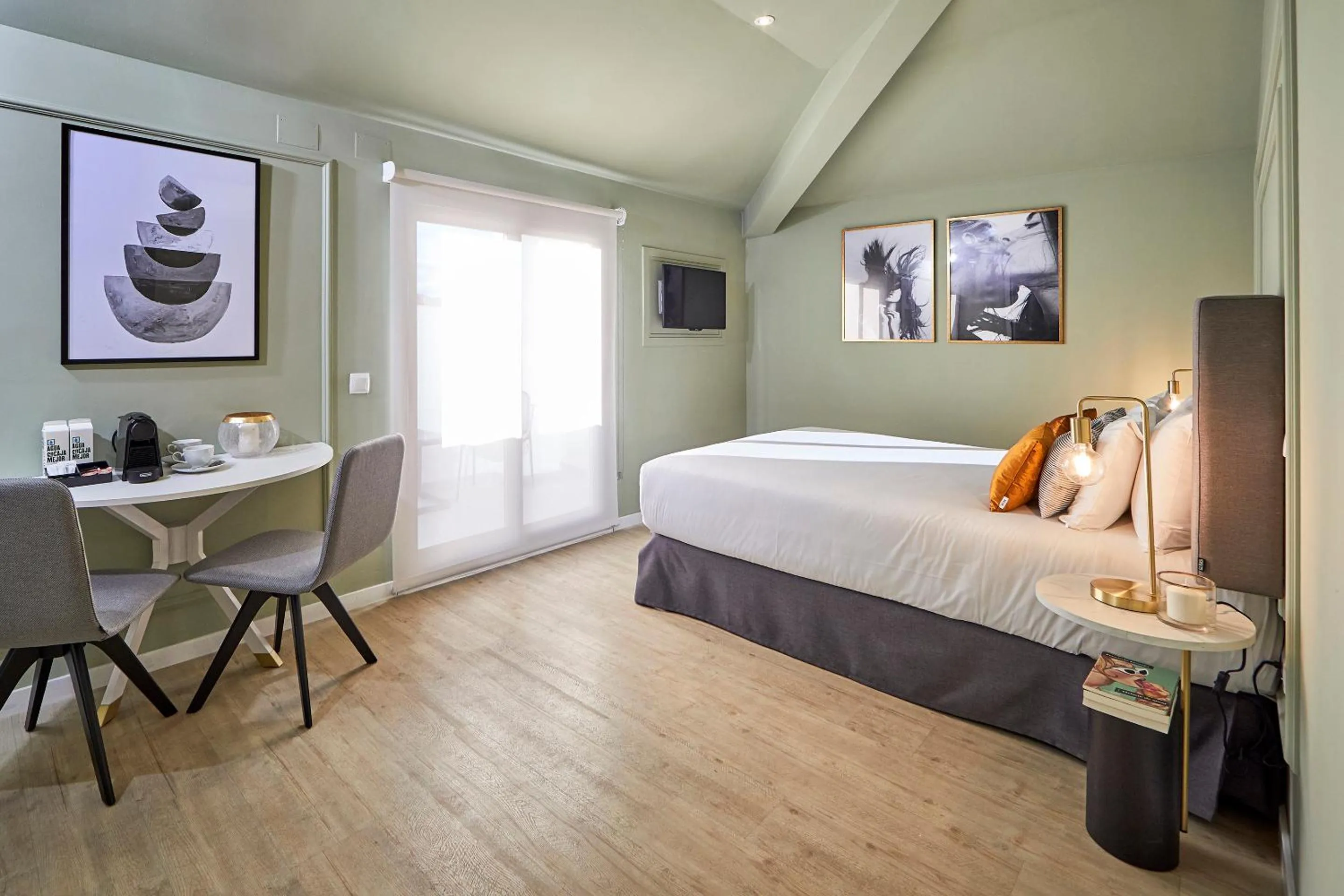 Photo of the whole room, Bed in L&H La Latina Selection