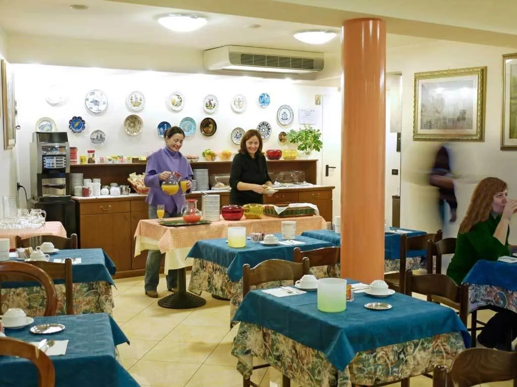 Restaurant/places to eat in Hotel Victoria