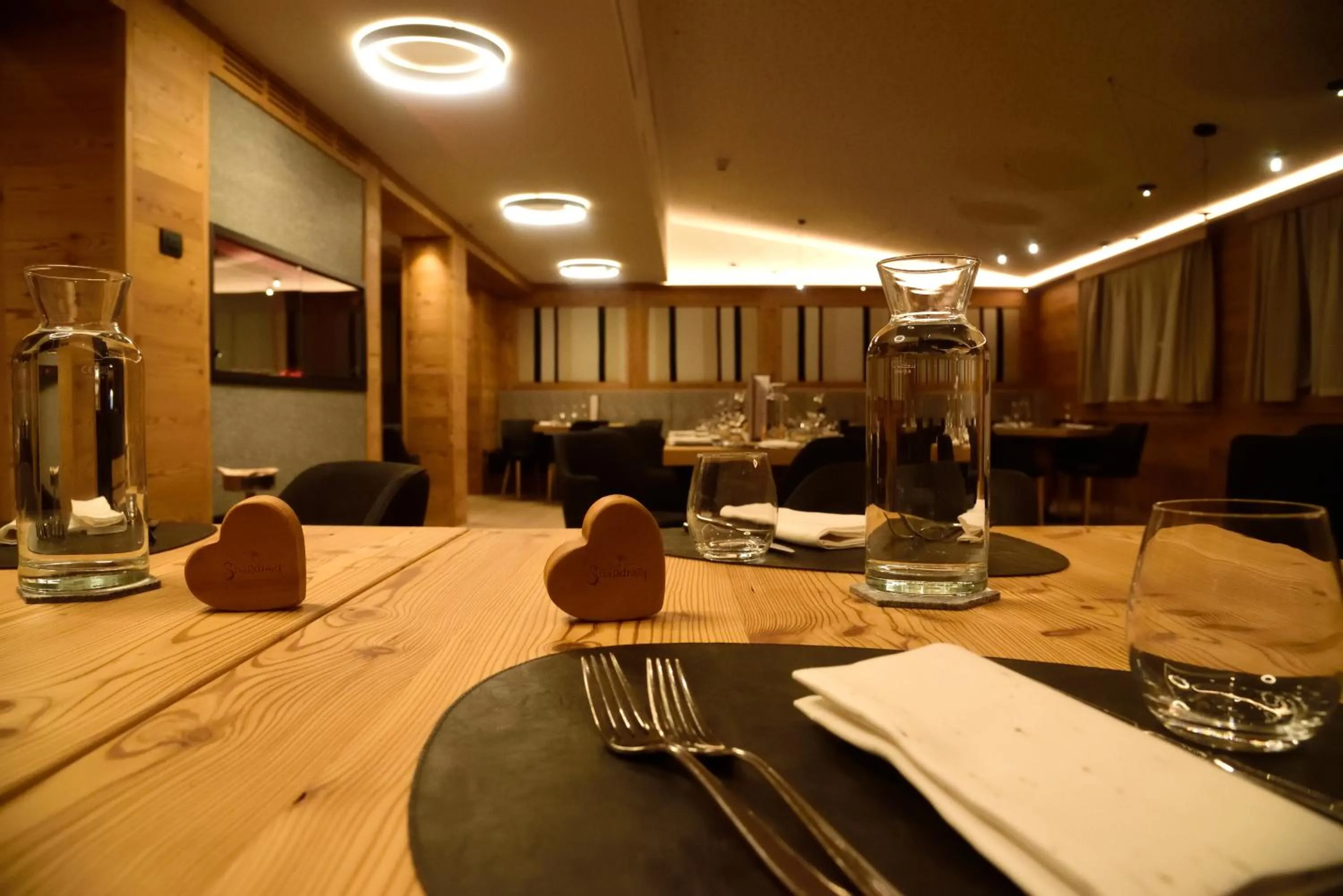 Restaurant/places to eat in Hotel Shandranj