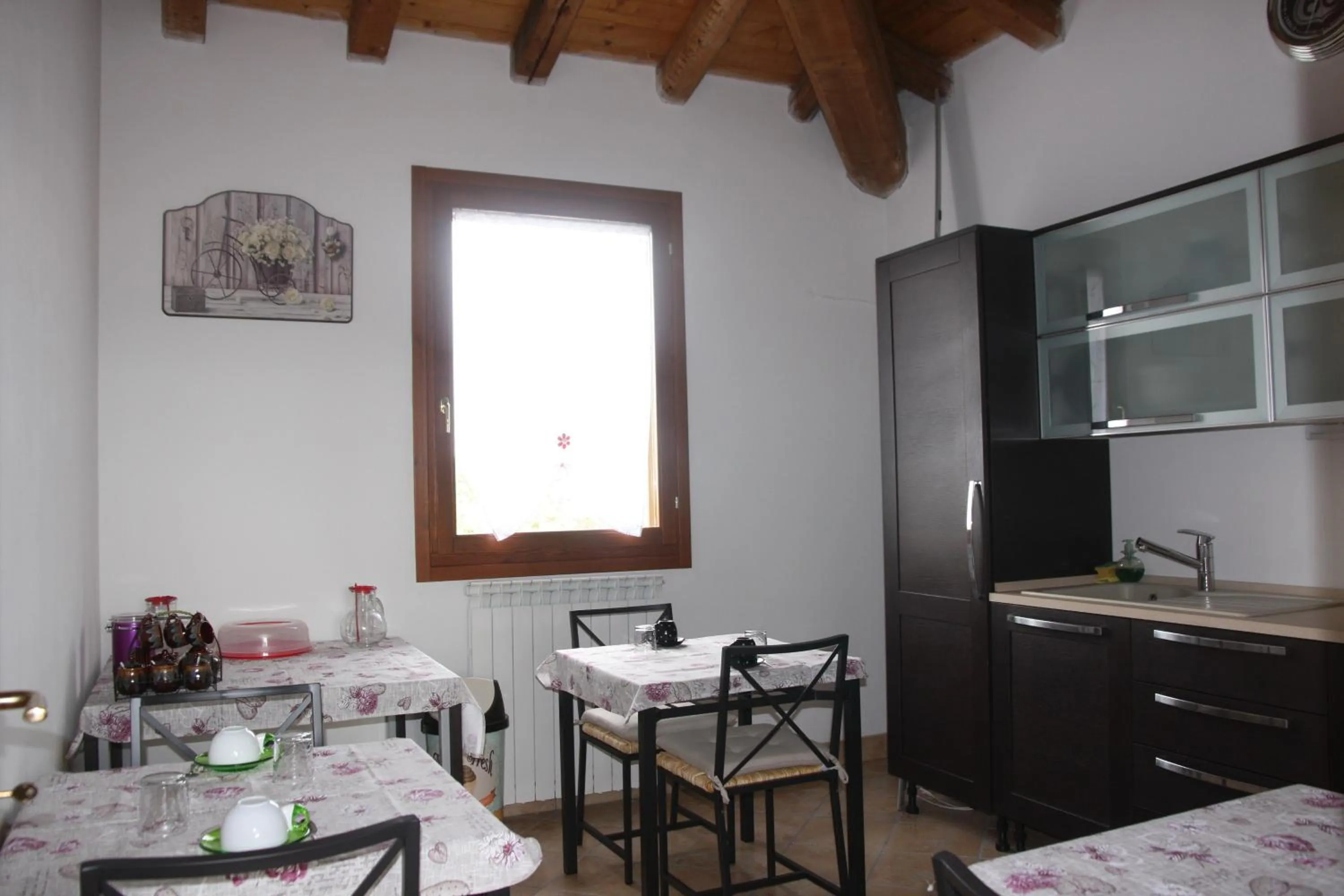 Communal kitchen in B&B Oasi