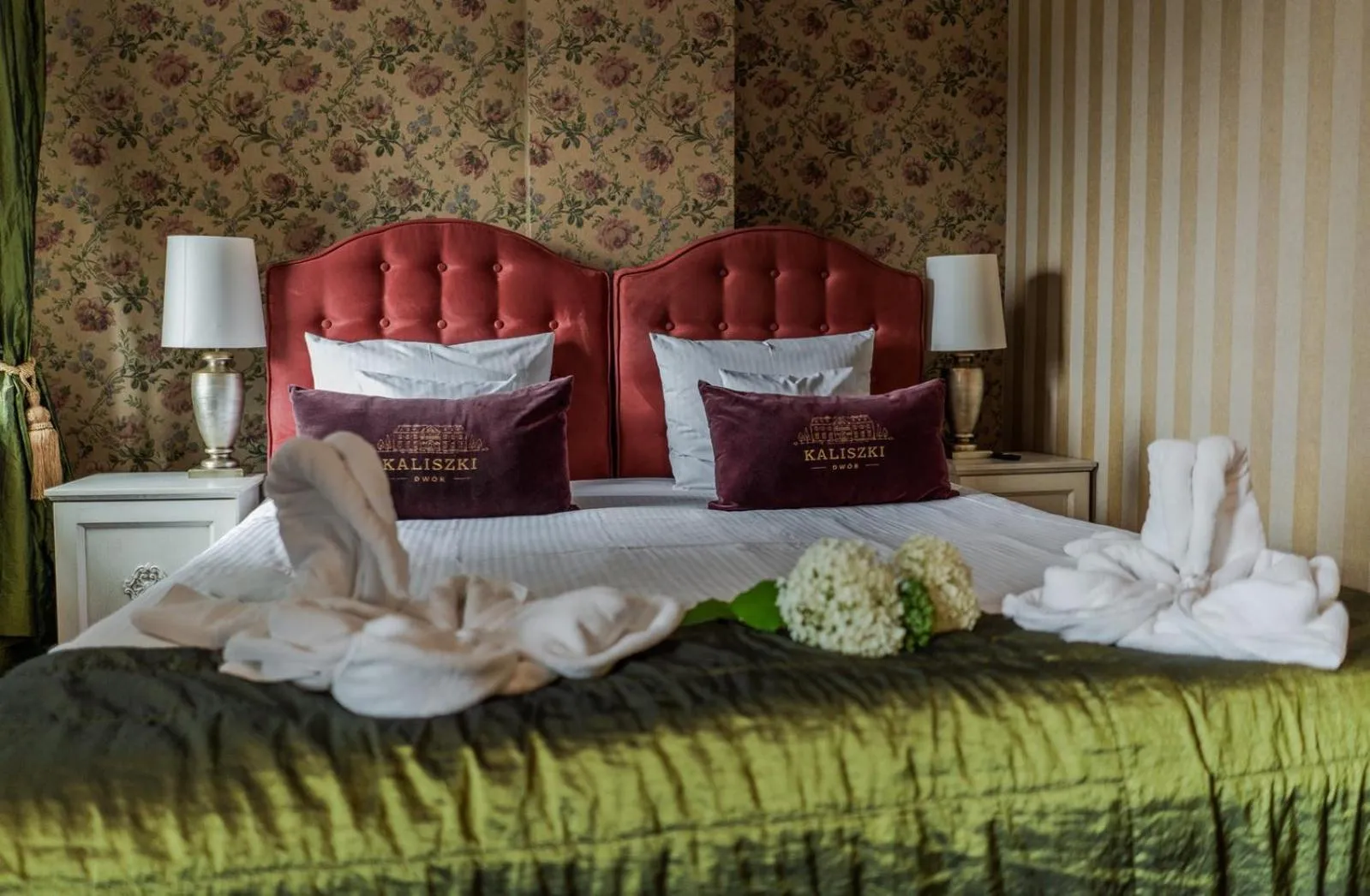 towels, Bed in Dwór Kaliszki