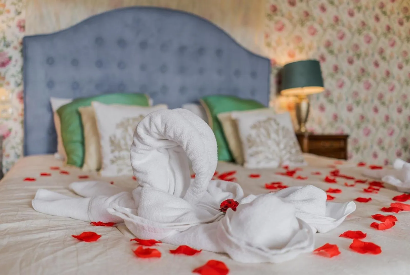 towels, Bed in Dwór Kaliszki