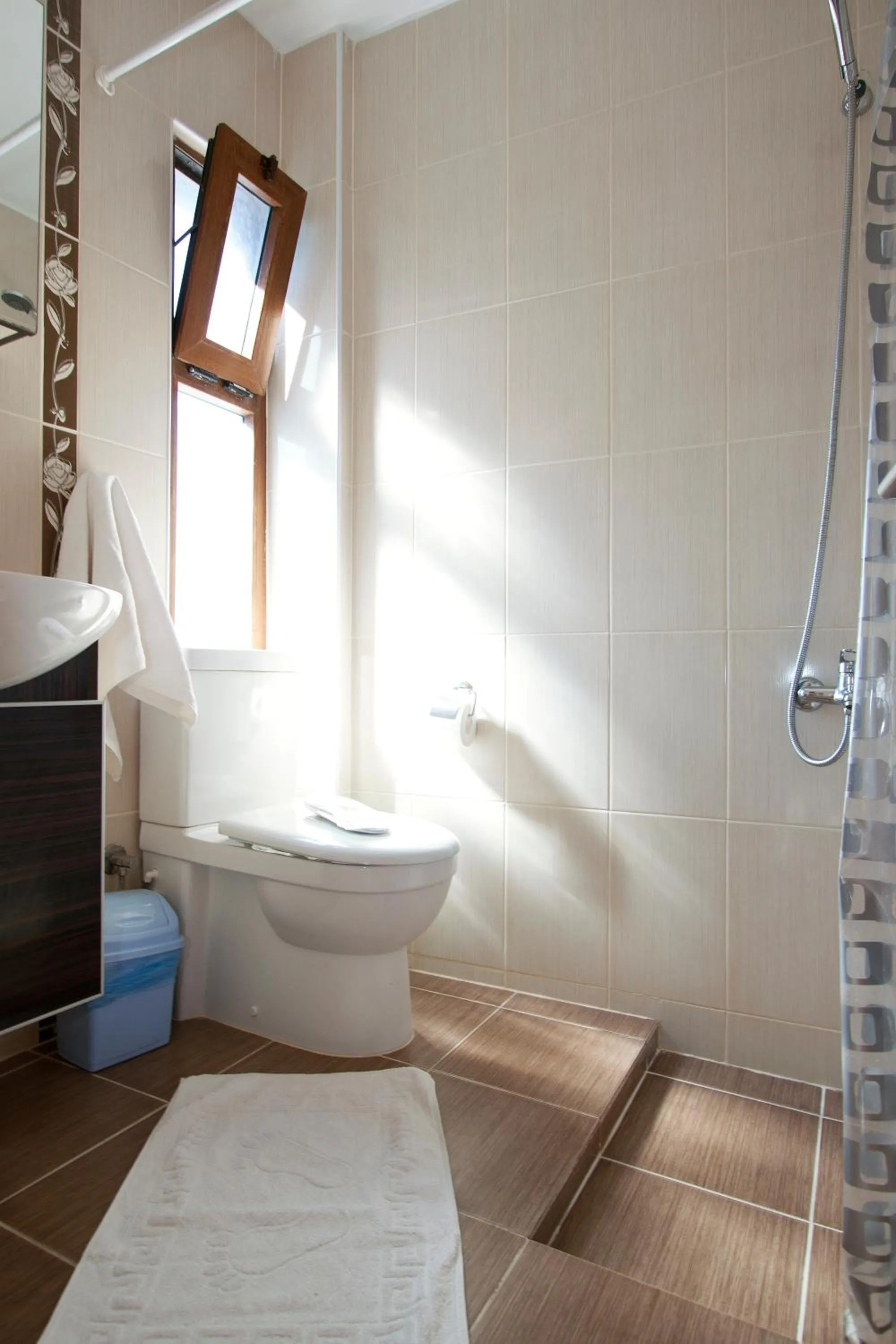 Shower in Yalcin Hotel