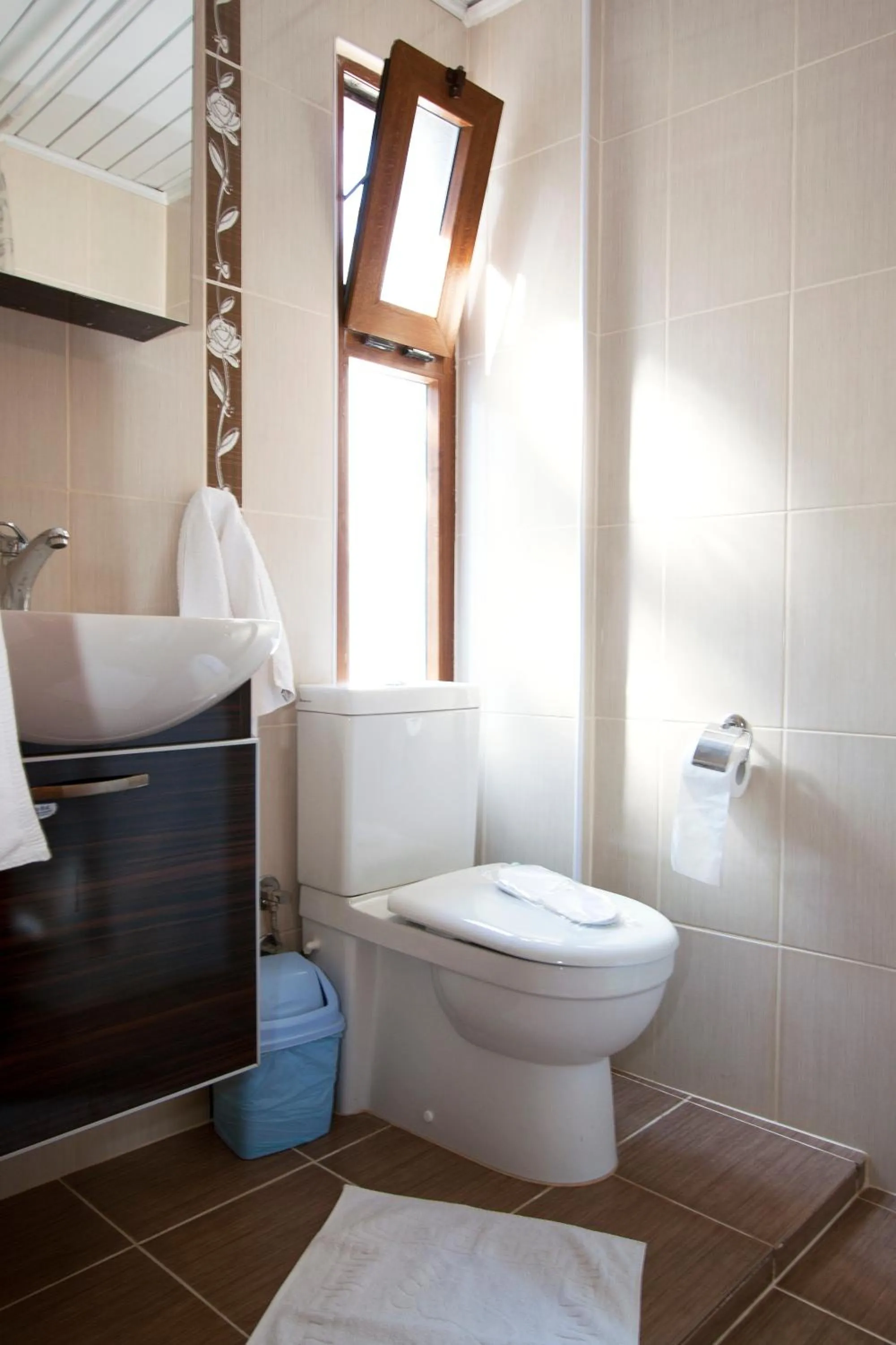 Shower in Yalcin Hotel