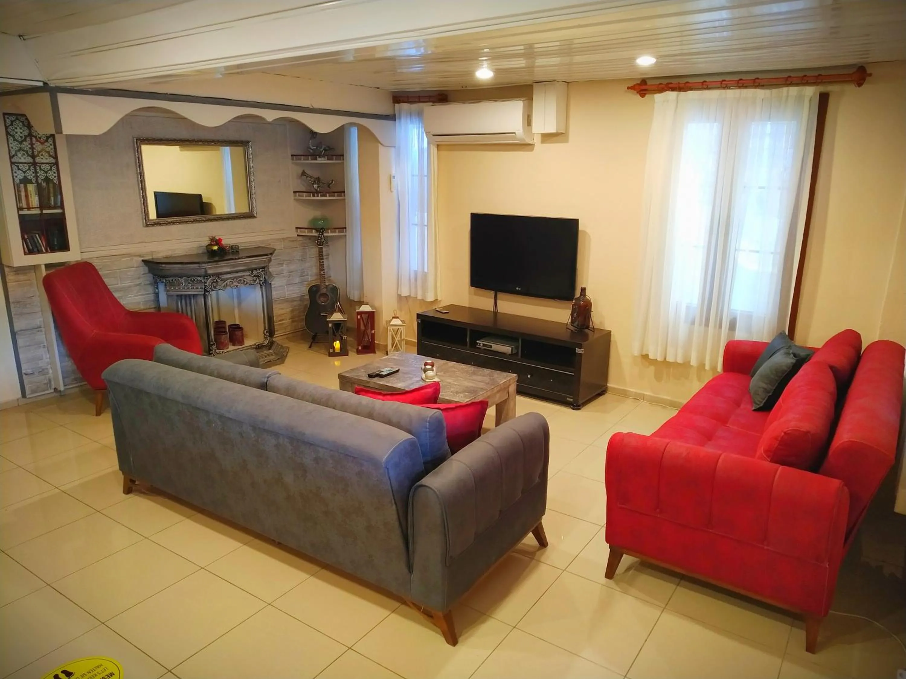 Communal lounge/ TV room in Yalcin Hotel