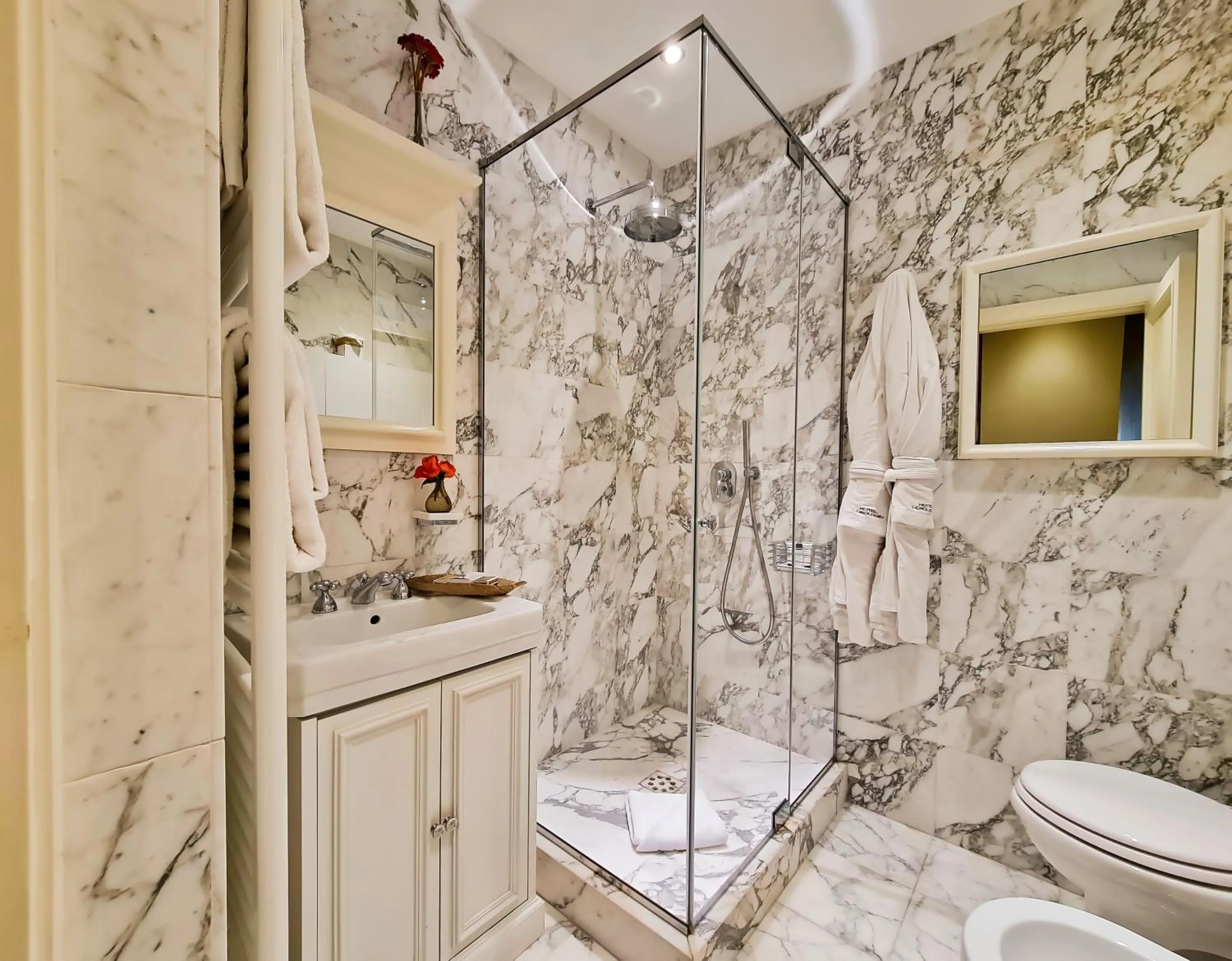 Shower in Hotel L'Orologio Firenze - WTB Hotels