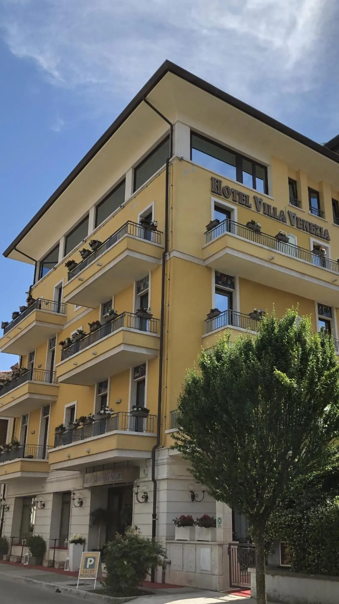 Property building in Hotel Villa Venezia