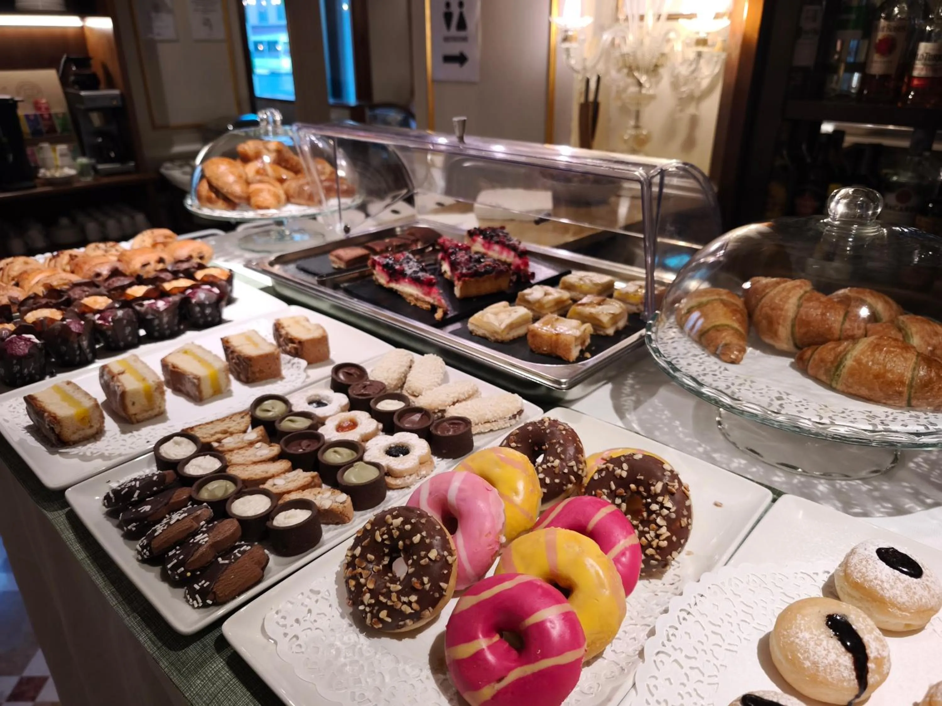 Breakfast in Canal Grande