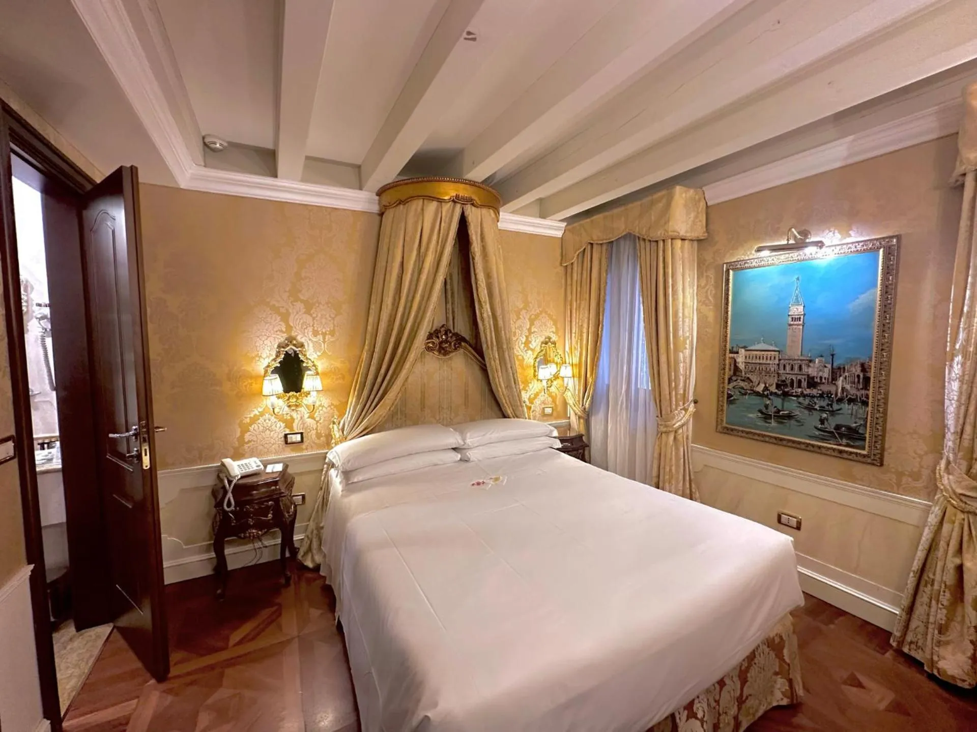 Bedroom, Bed in Canal Grande