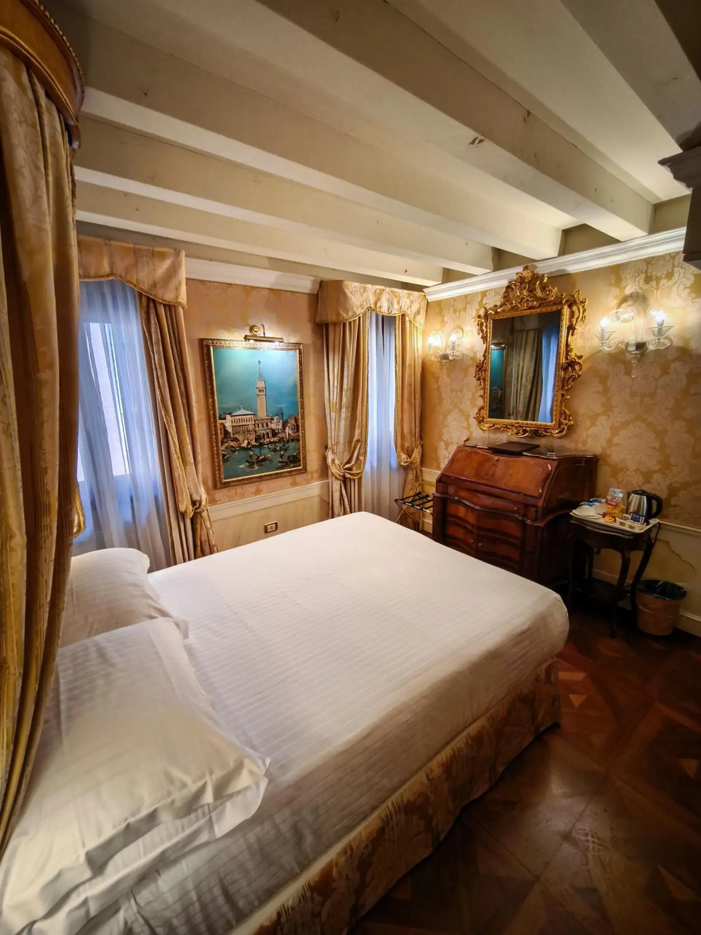 Bed in Canal Grande Bed in Canal Grande