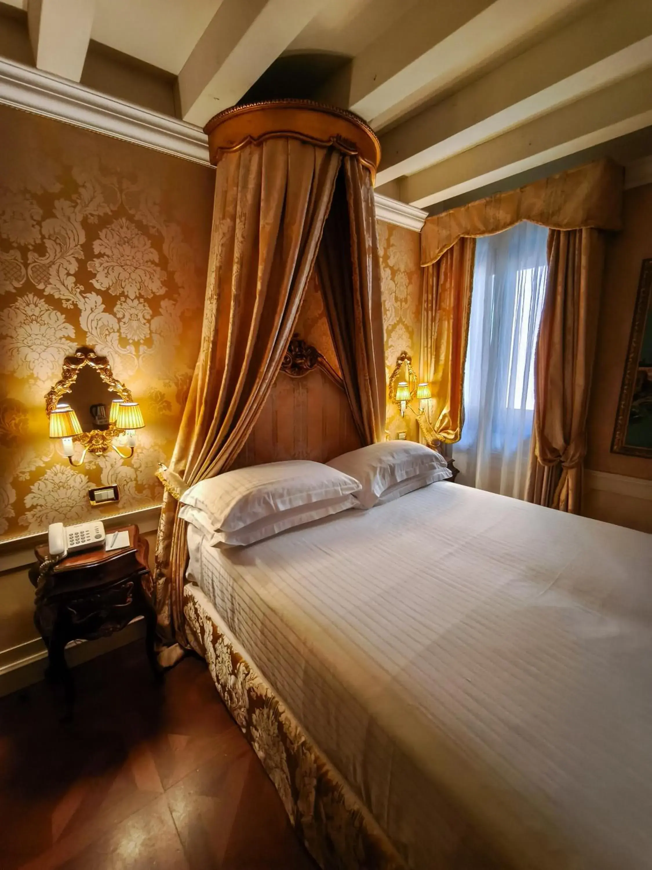 Bed in Canal Grande Bed in Canal Grande