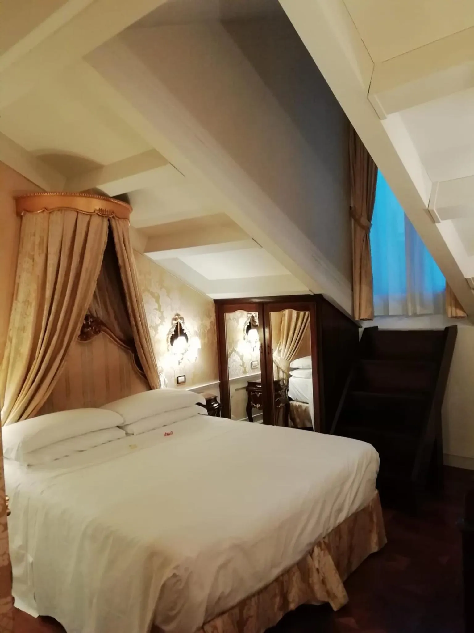 Bedroom, Bed in Canal Grande