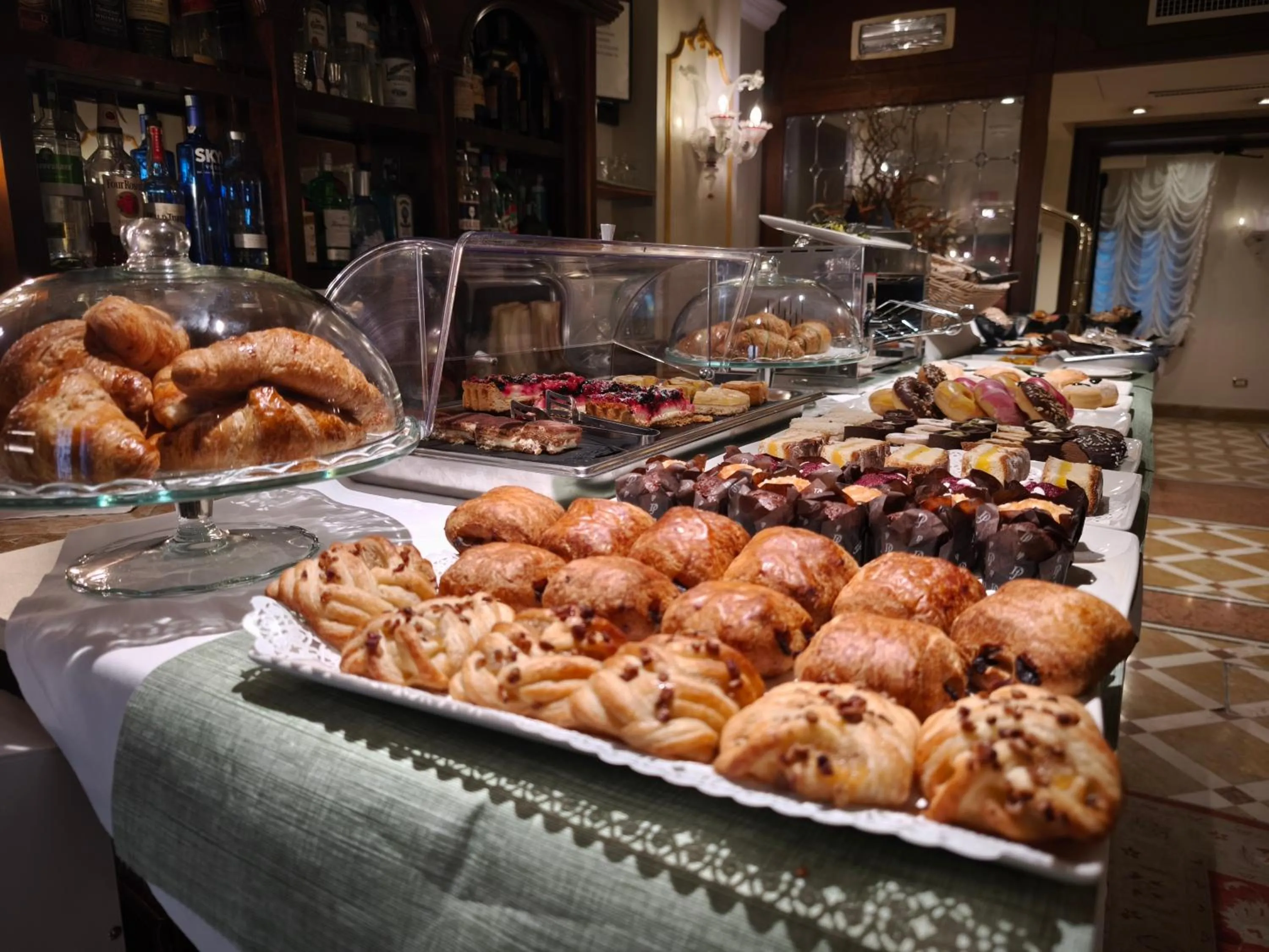 Breakfast in Canal Grande