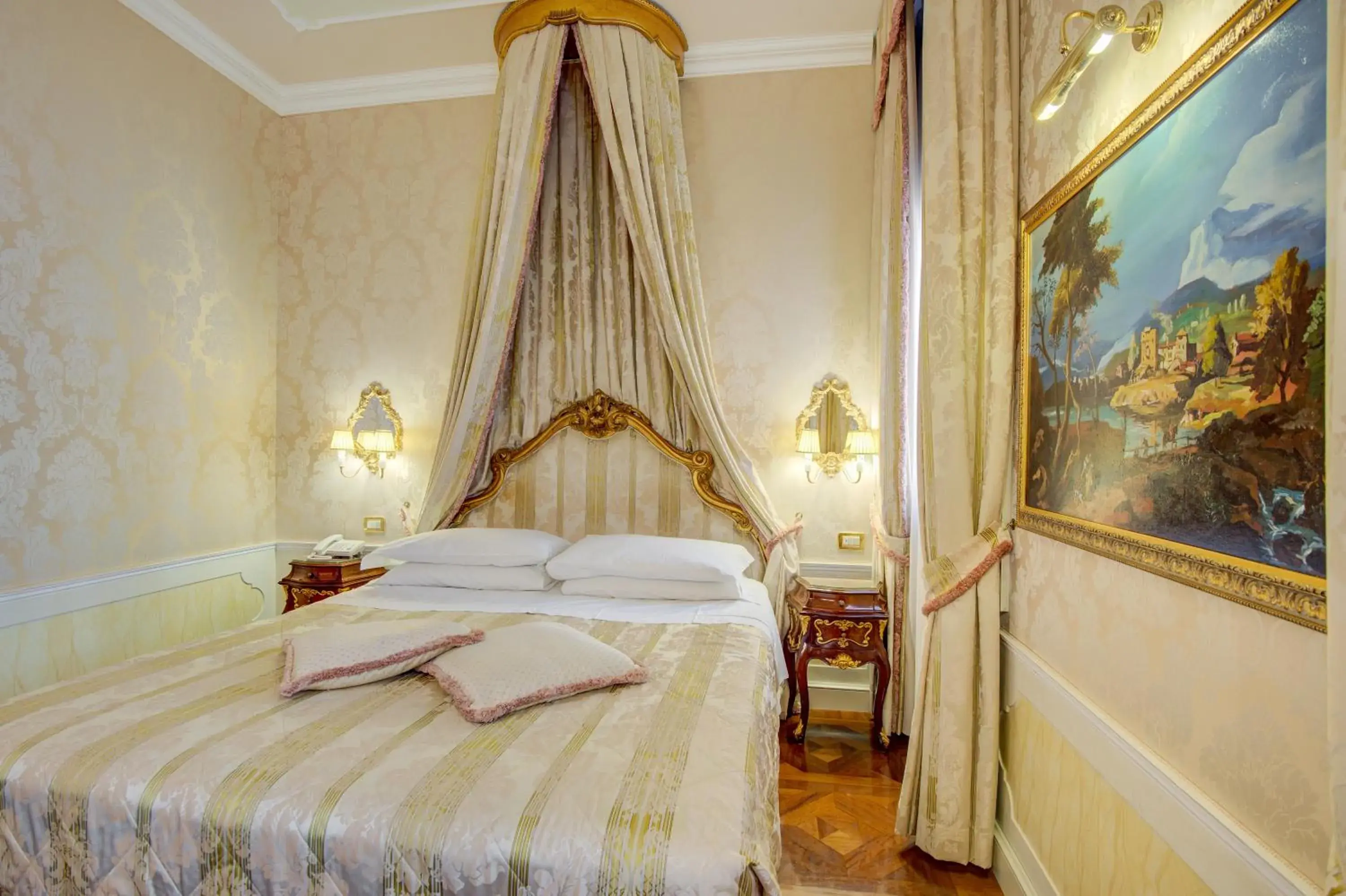 Bed in Canal Grande Bed in Canal Grande