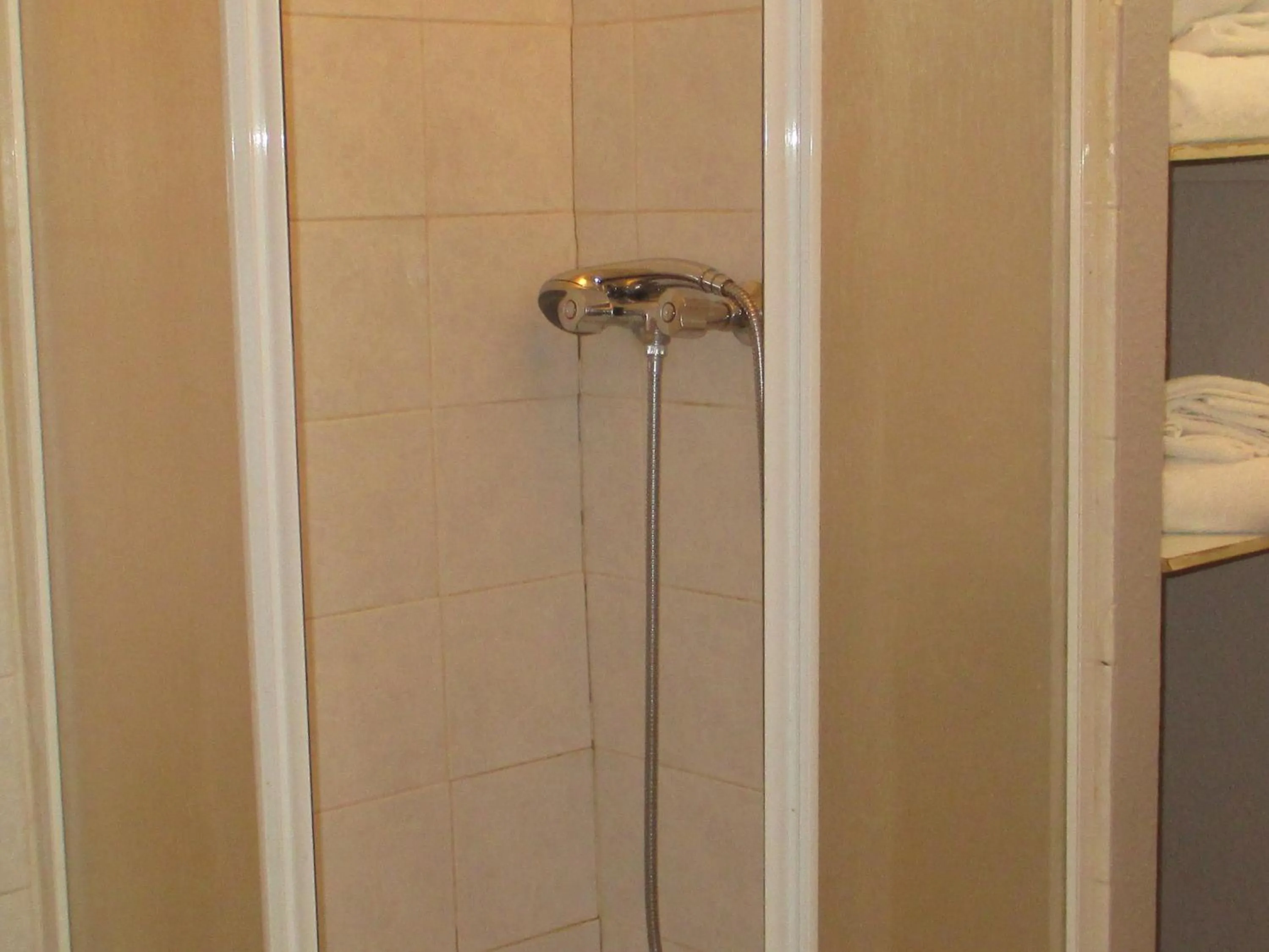 Shower in Résidence le Pastel François Verdier