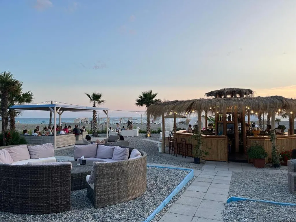 Restaurant/places to eat in Villa Lidia