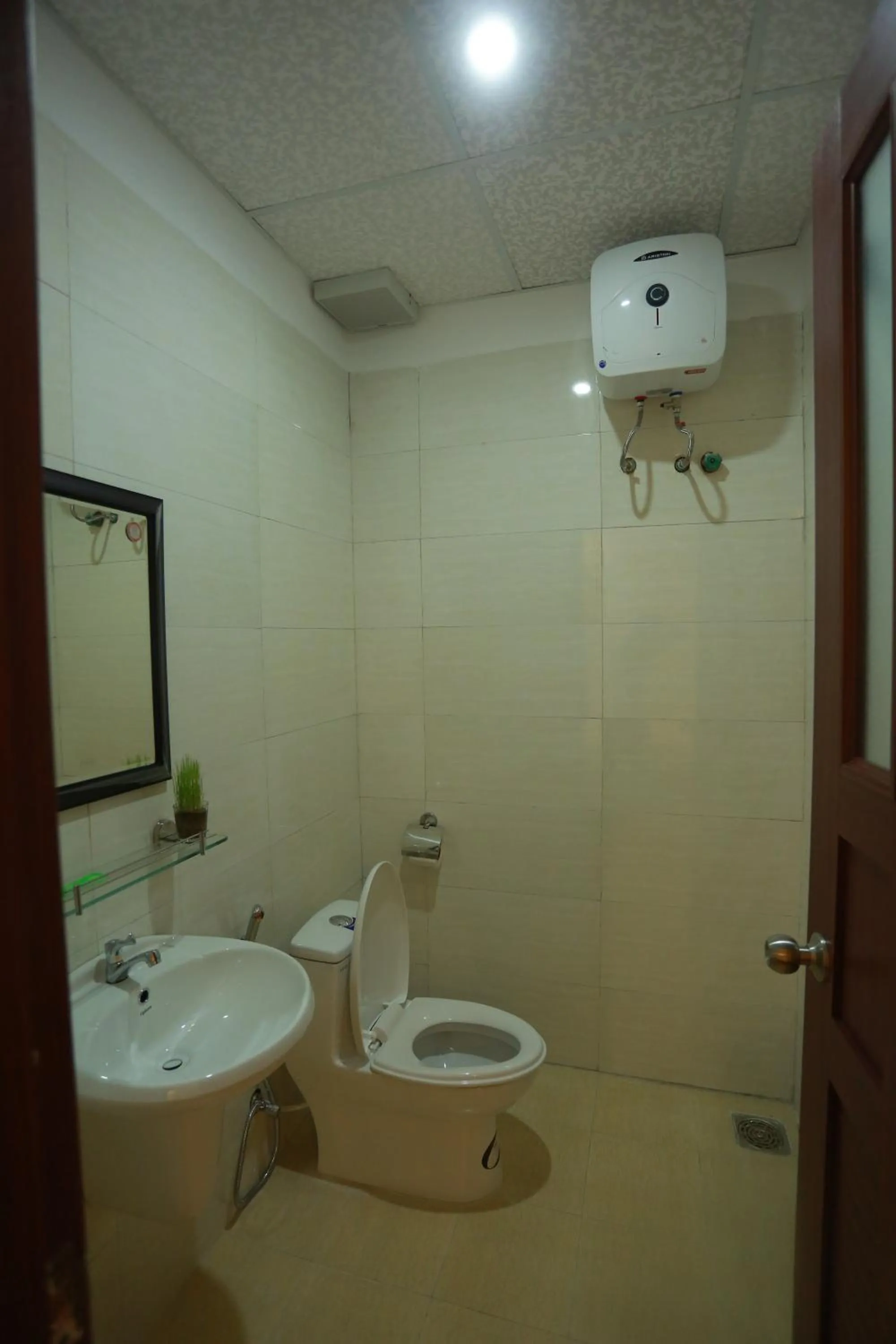Shower in Gia Loi Hotel