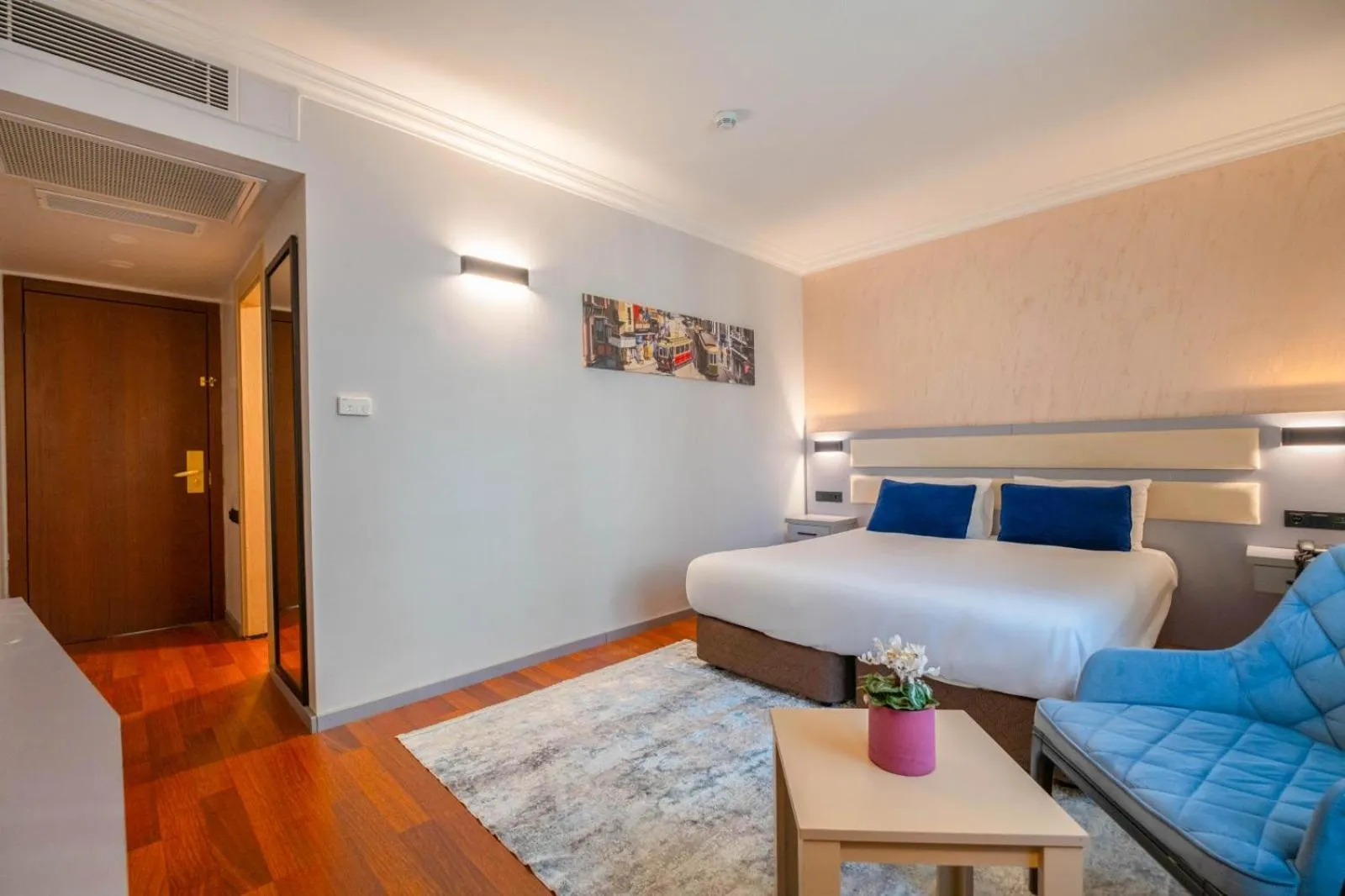 Bedroom, Bed in Marble Hotel