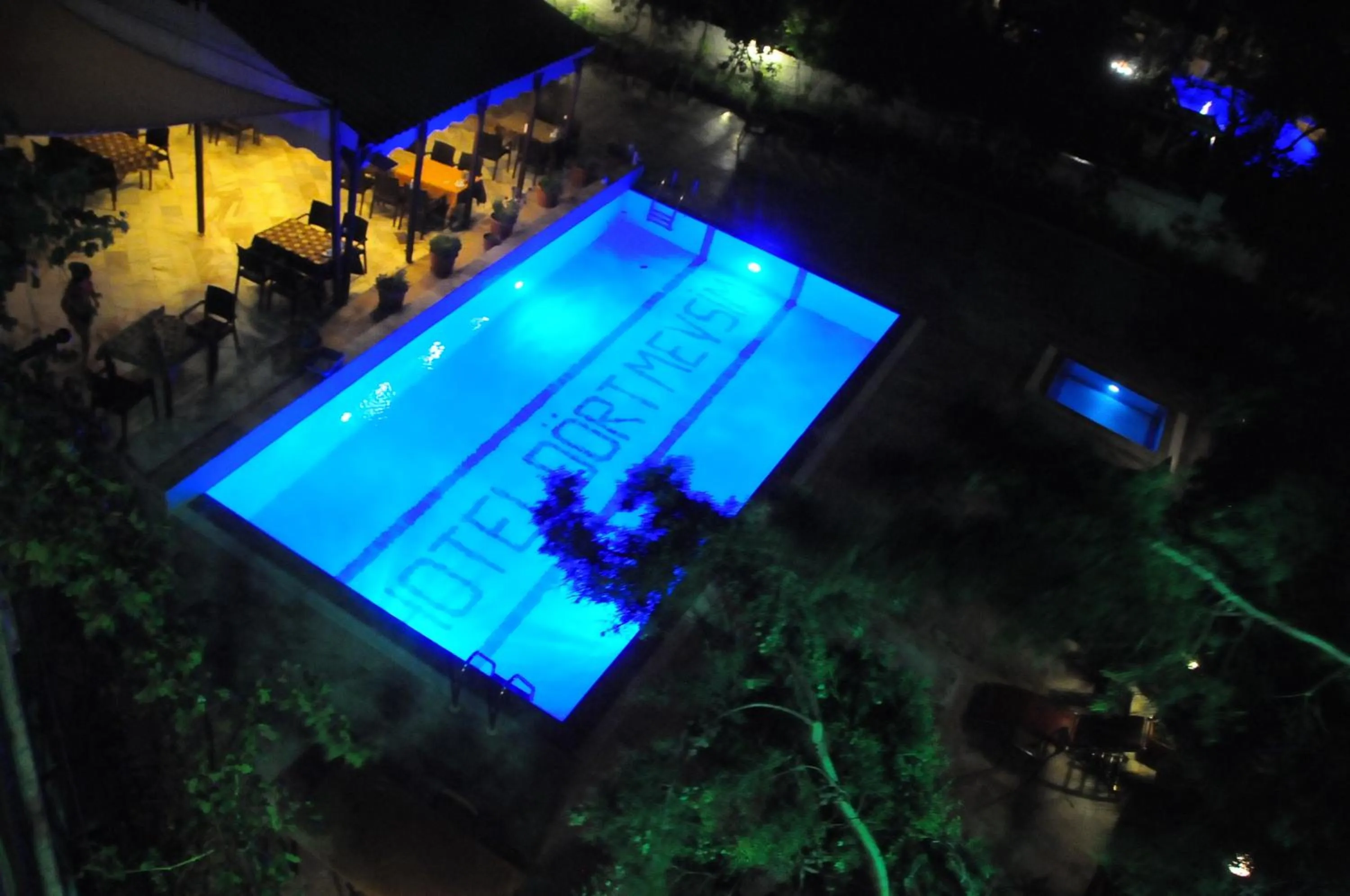 Night in Hotel Dort Mevsim