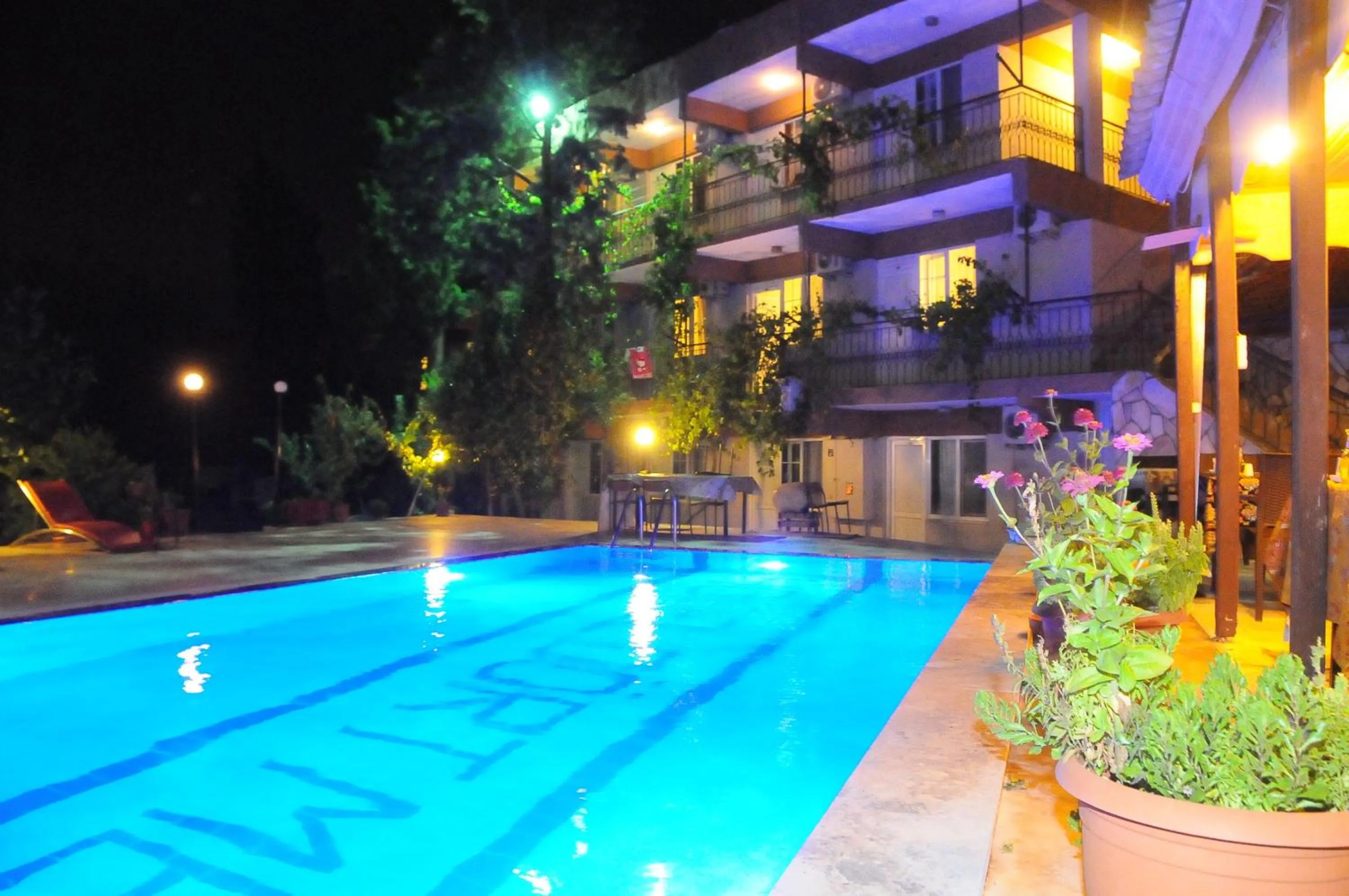 Night in Hotel Dort Mevsim