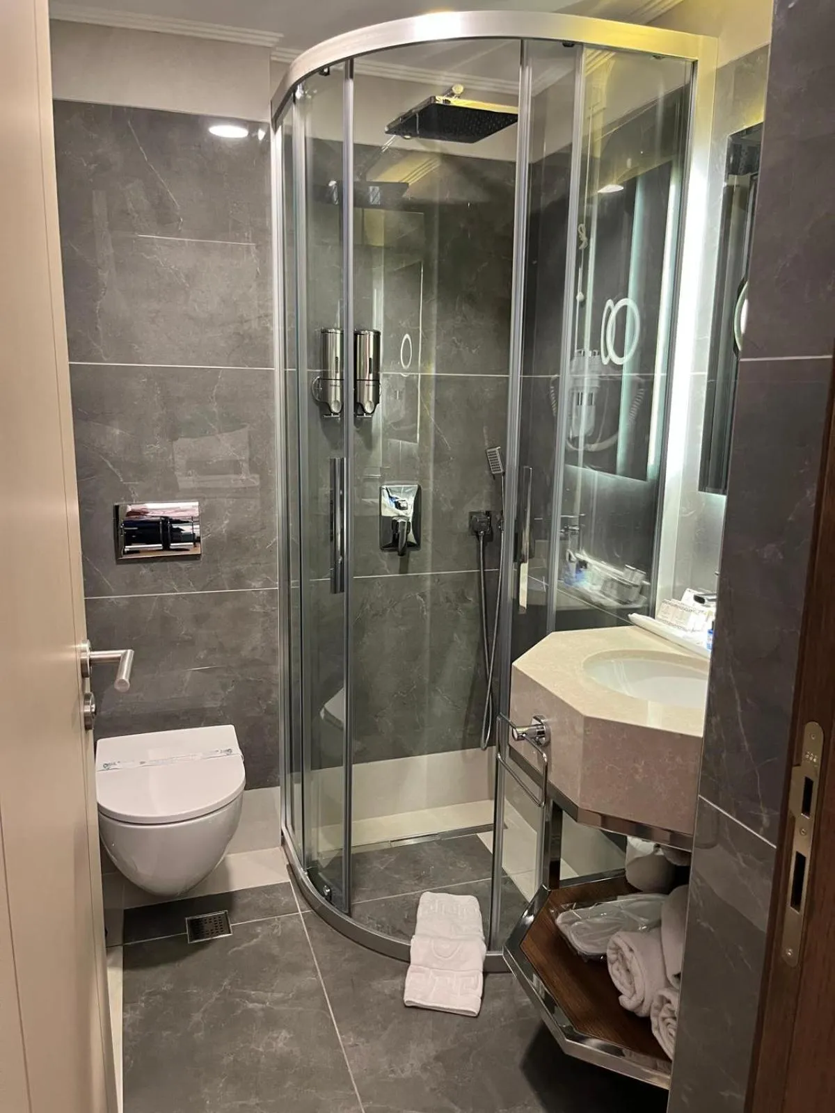 Bathroom in Grand Hilarium Hotel