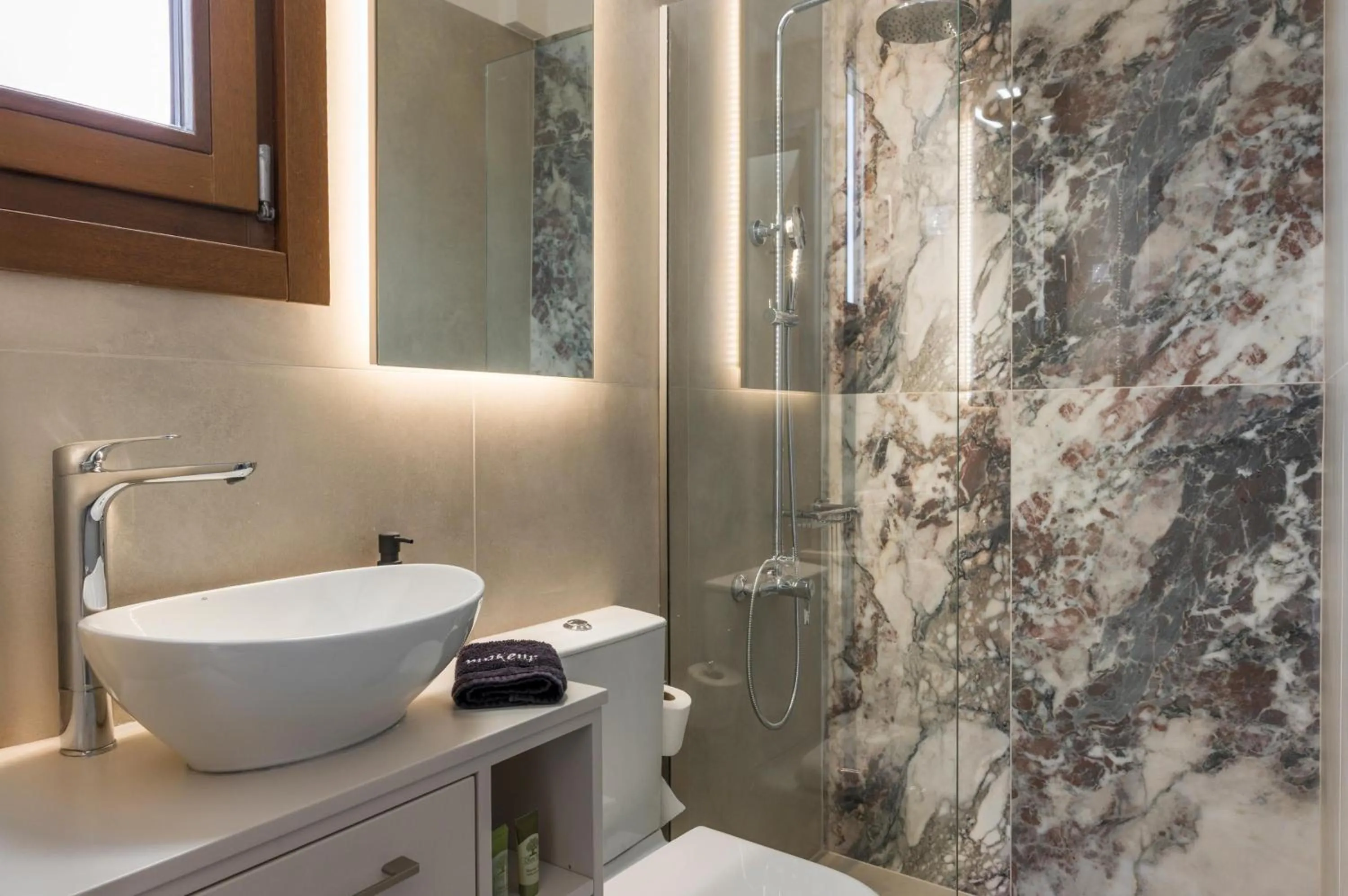 Shower in Porto Orion Studios