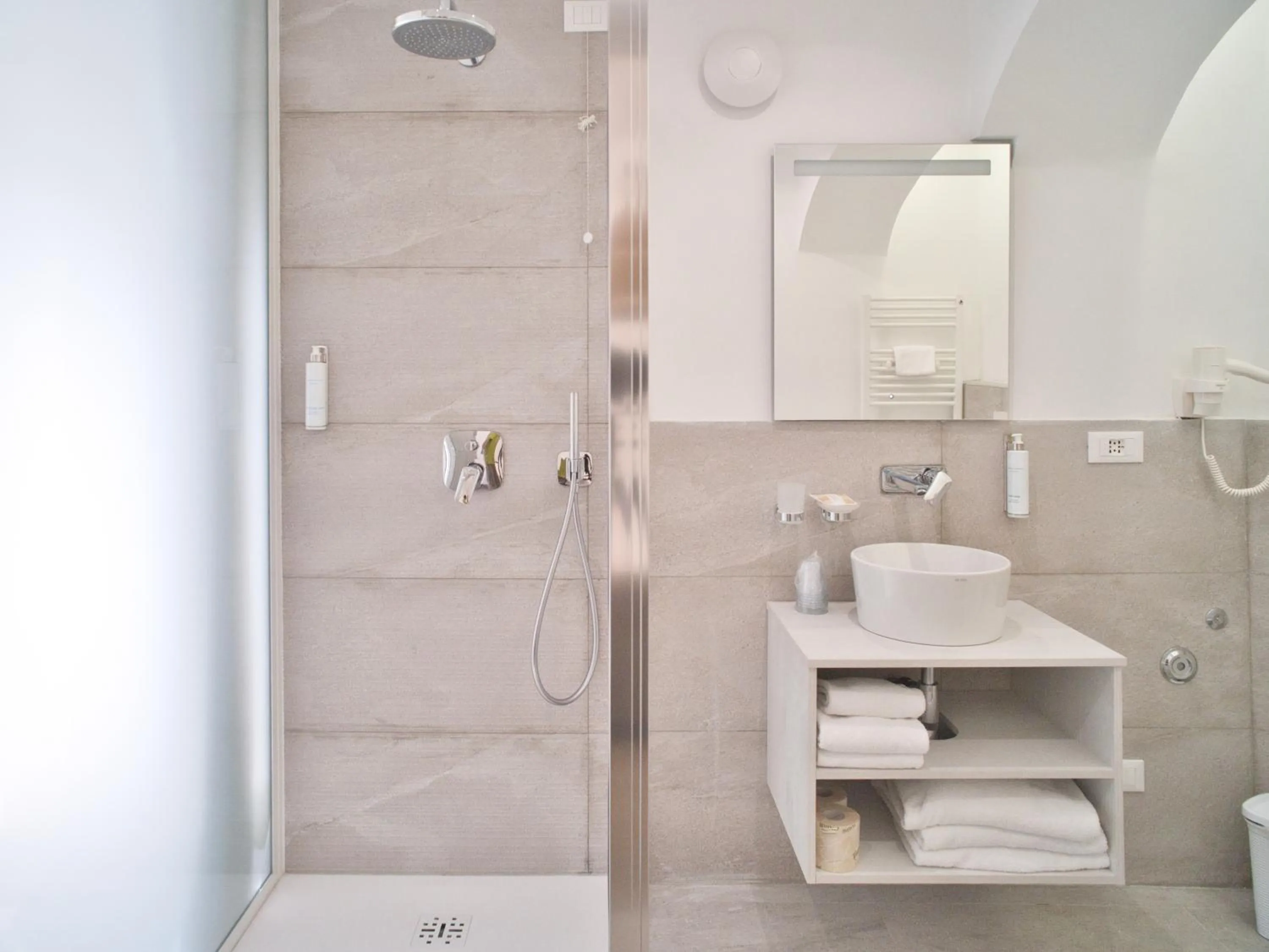 Shower in Hotel Medusa