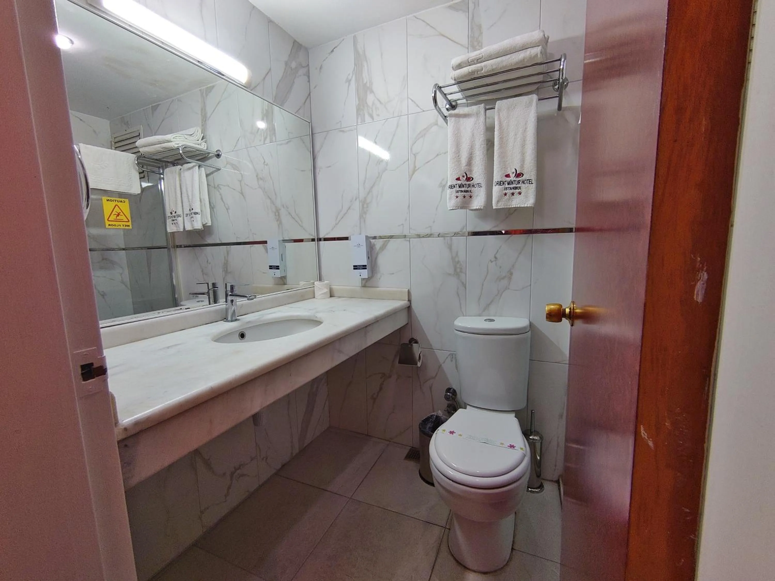 Toilet in Orient Mintur Hotel