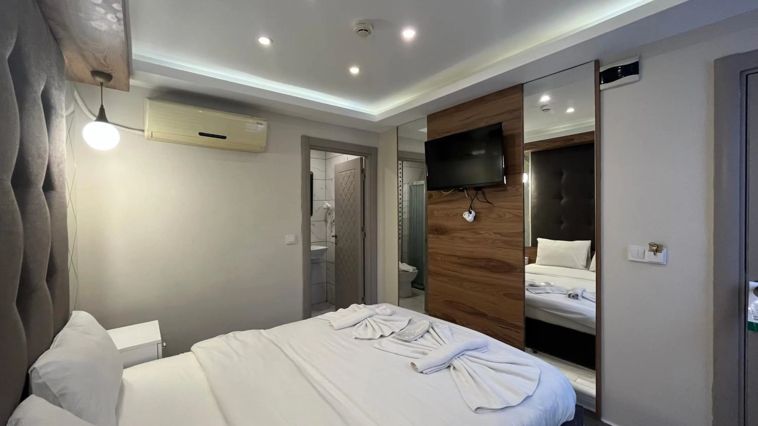 Bed in Hotel Tulip House