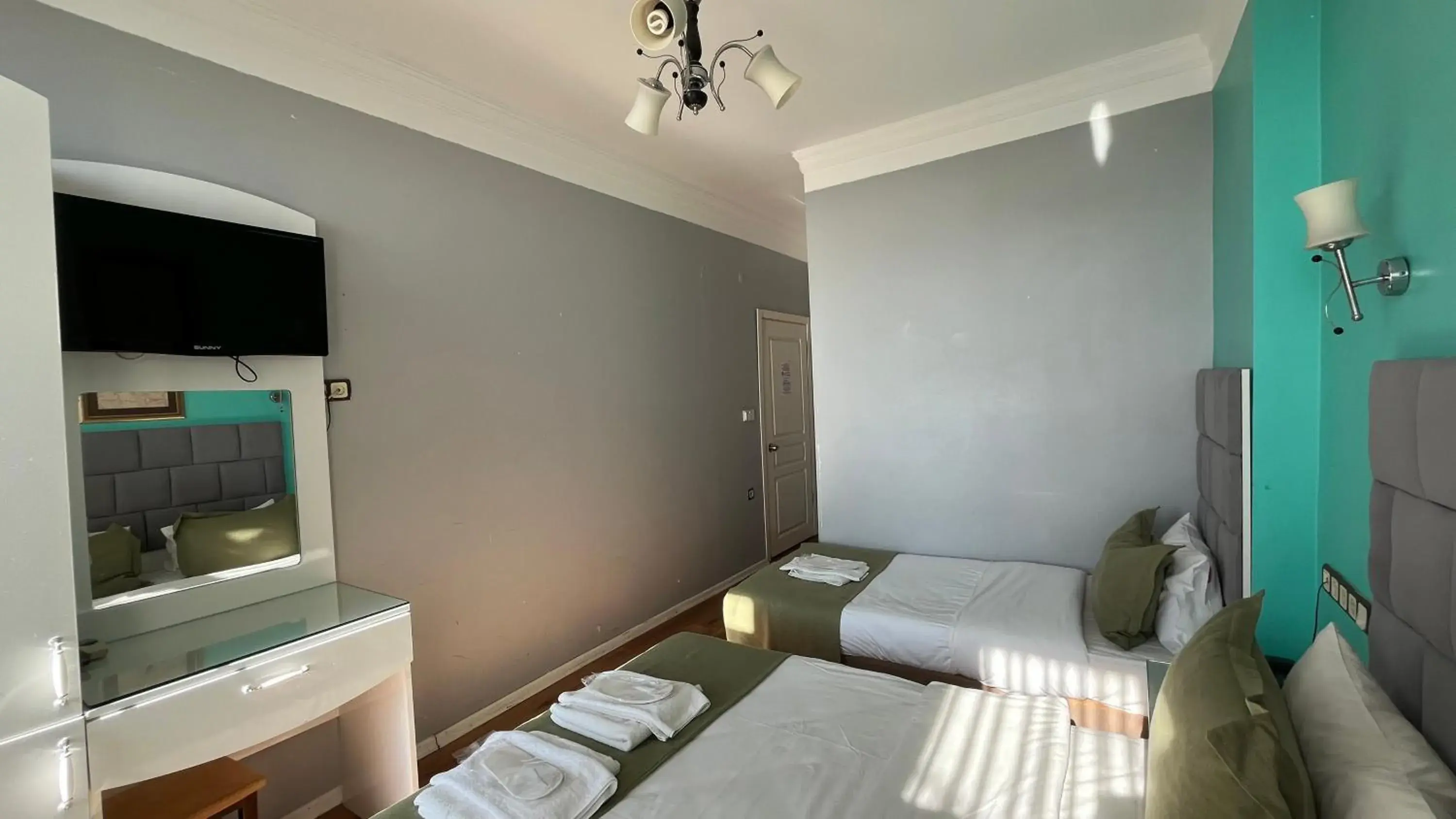 Triple Room with Balcony in Hotel Tulip House Triple Room with Balcony in Hotel Tulip House