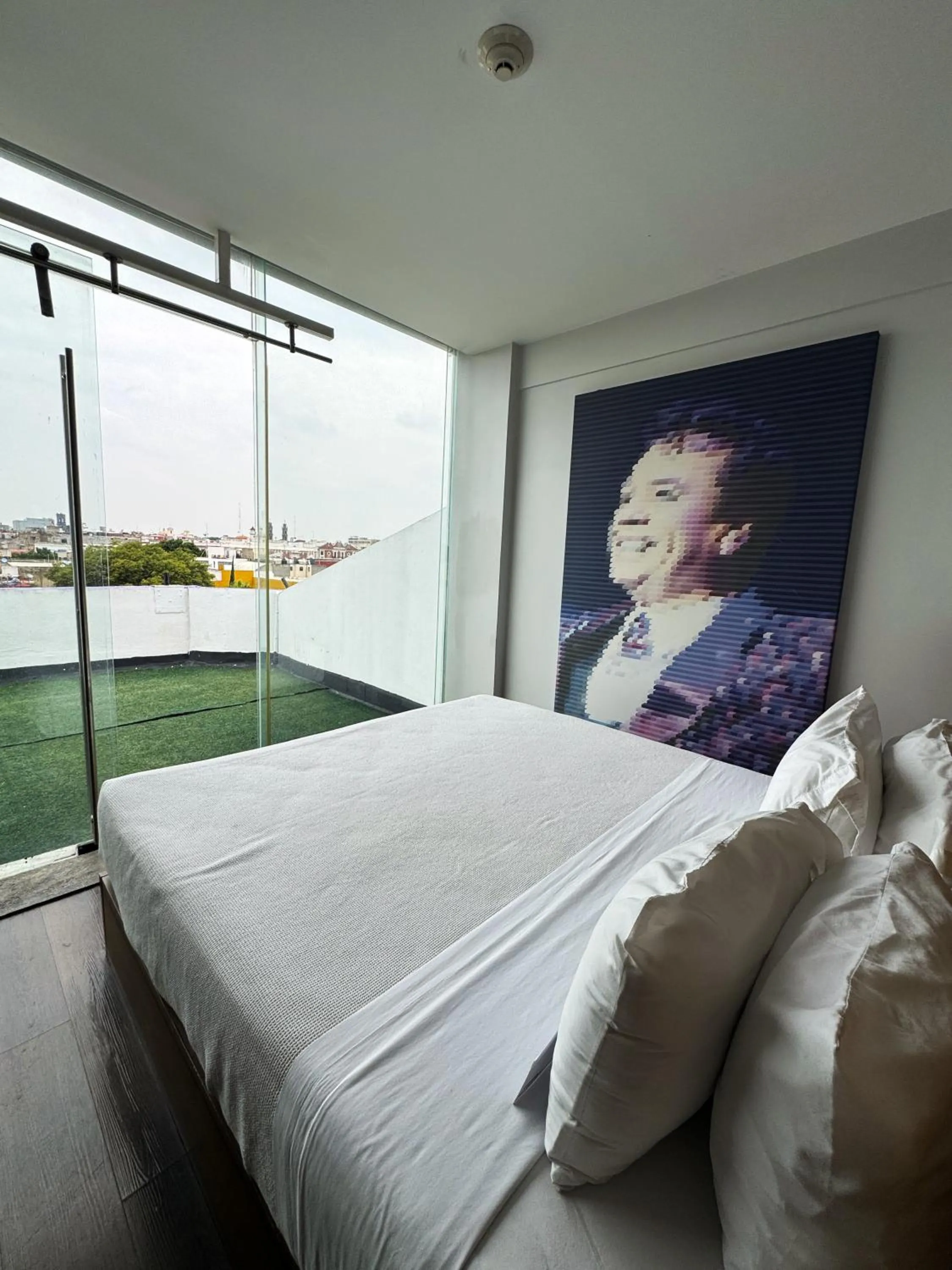 Balcony/Terrace, Bed in Ikonik Hotel Puebla