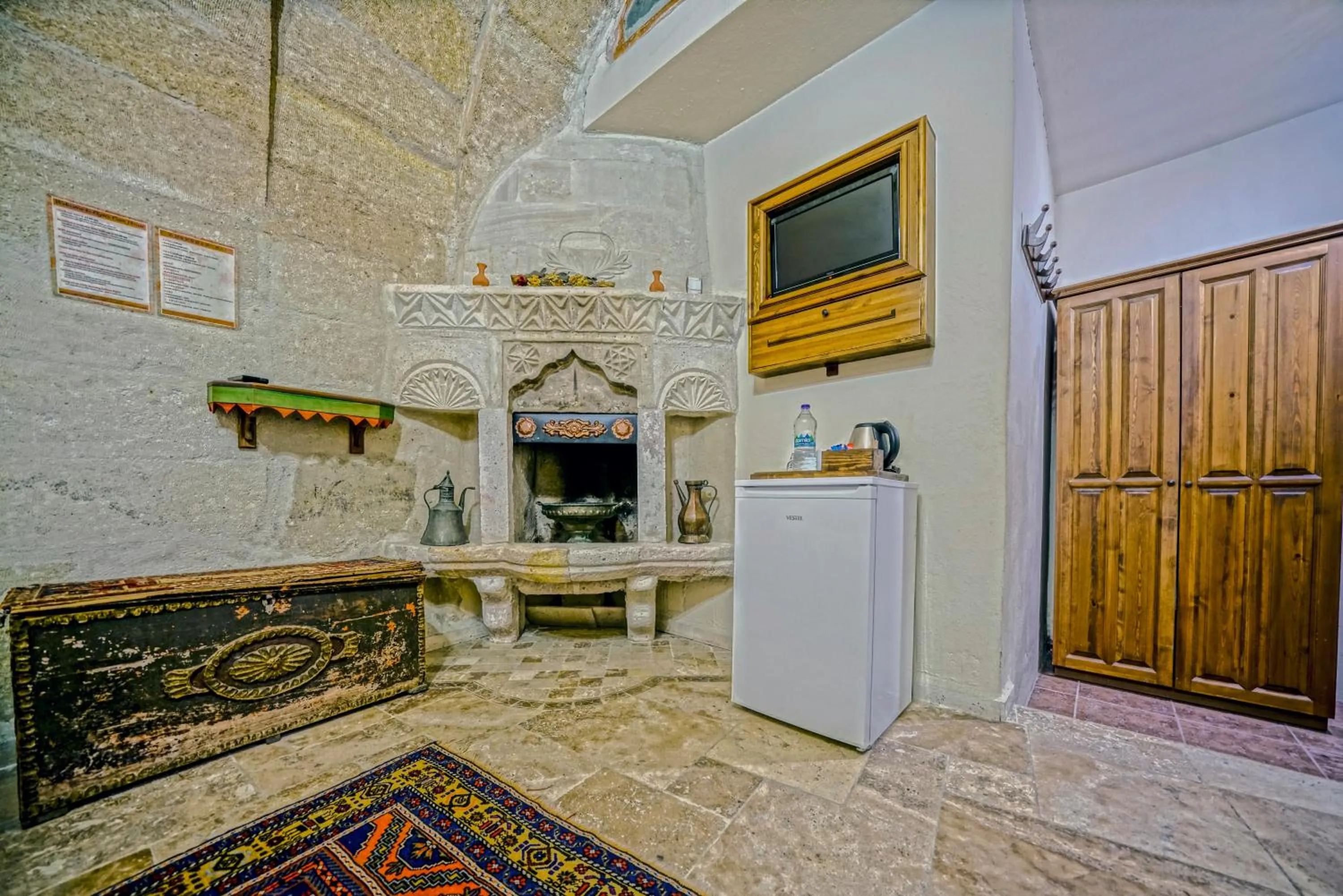 Photo of the whole room in Elysee Cave House