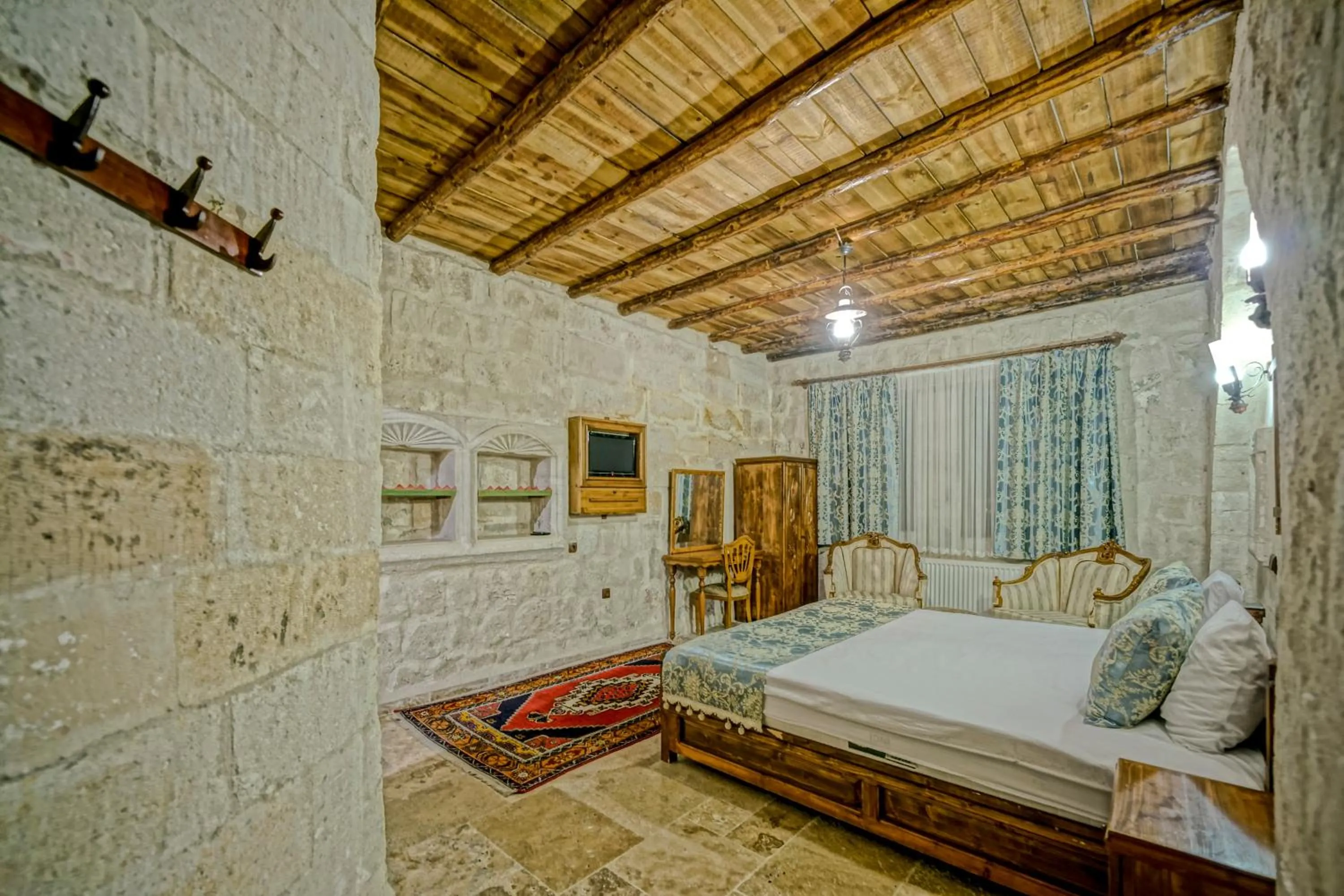 Photo of the whole room, Bed in Elysee Cave House