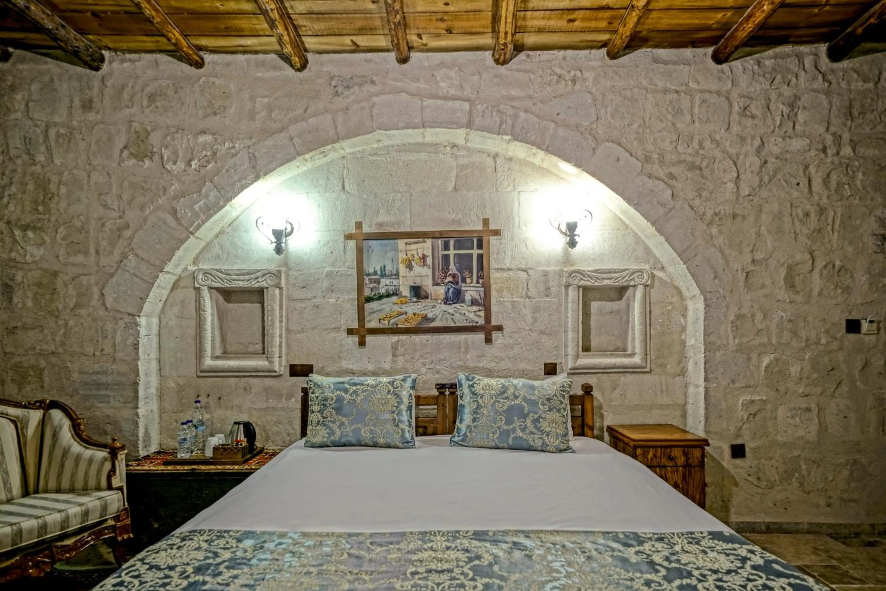 Photo of the whole room, Bed in Elysee Cave House