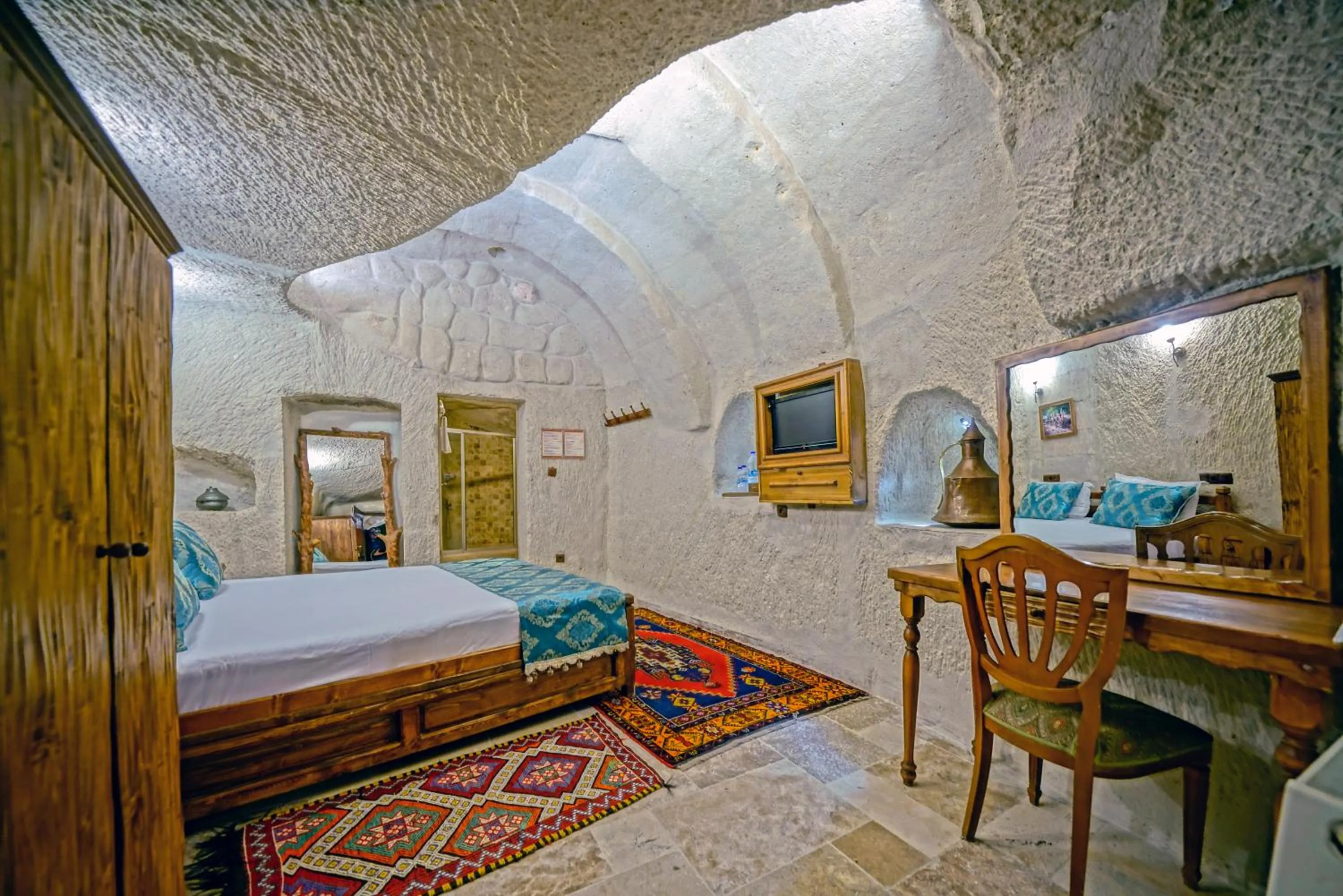 Photo of the whole room, Bed in Elysee Cave House