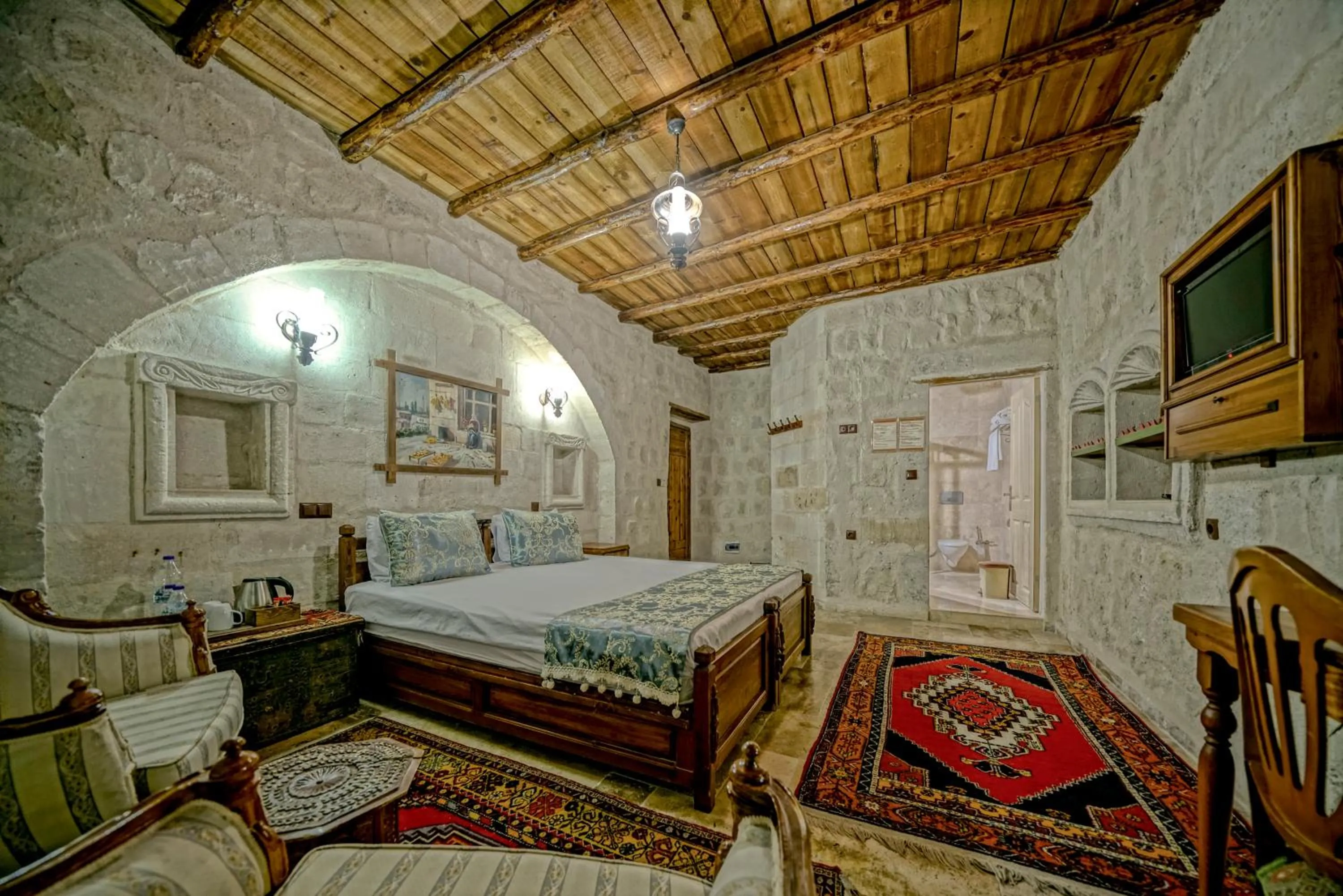 Photo of the whole room, Bed in Elysee Cave House