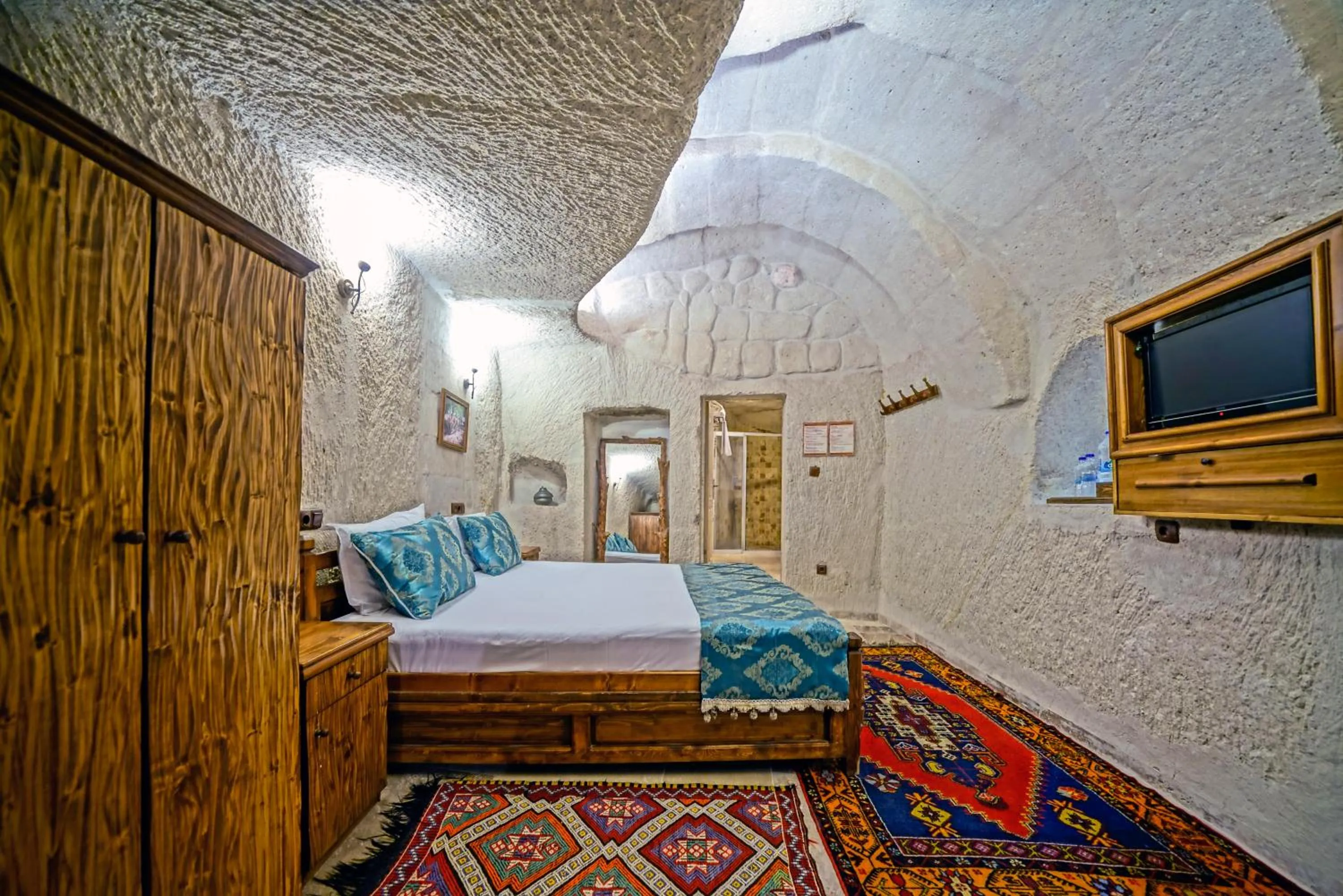 Photo of the whole room, Bed in Elysee Cave House