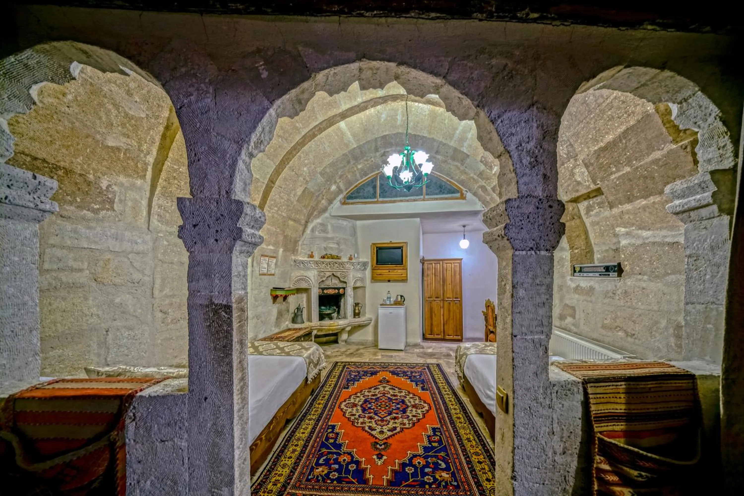 Photo of the whole room in Elysee Cave House