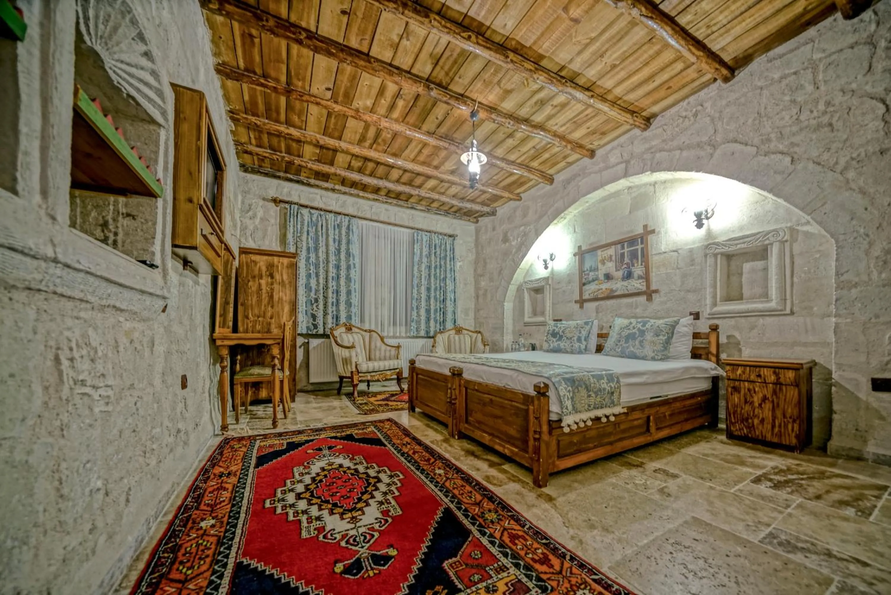 Photo of the whole room, Bed in Elysee Cave House