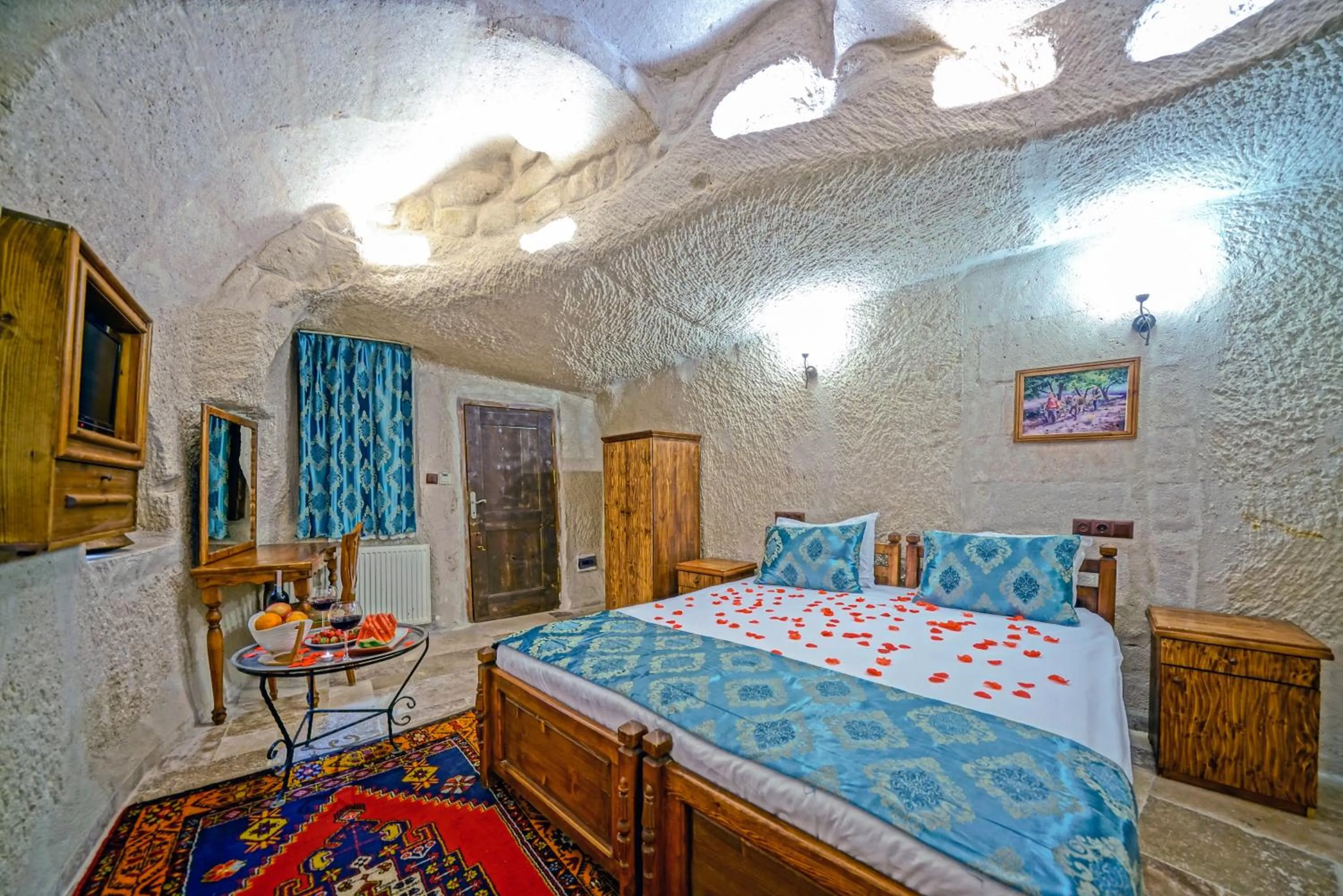 Photo of the whole room, Bed in Elysee Cave House
