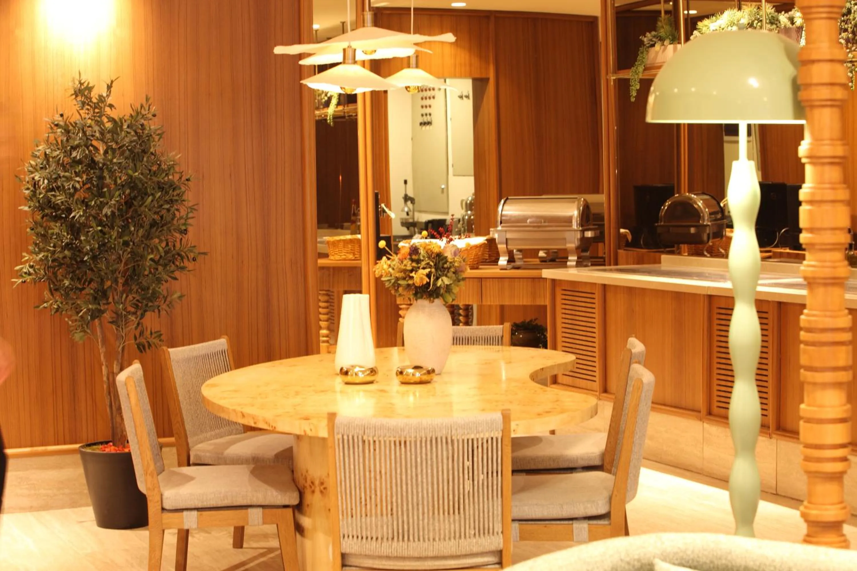 Restaurant/places to eat in Housez Suites & Apartments Special Class