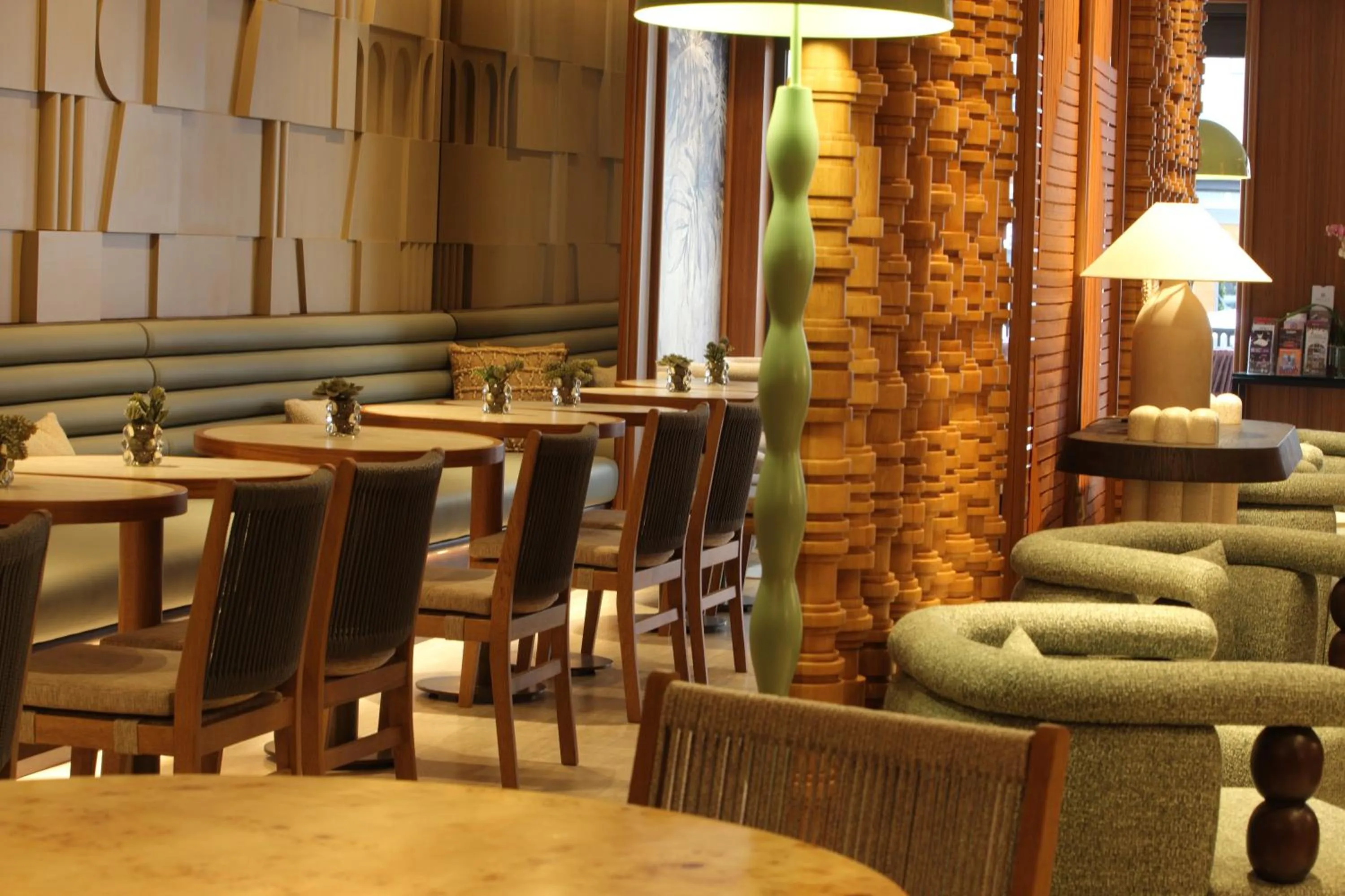 Restaurant/places to eat in Housez Suites & Apartments Special Class