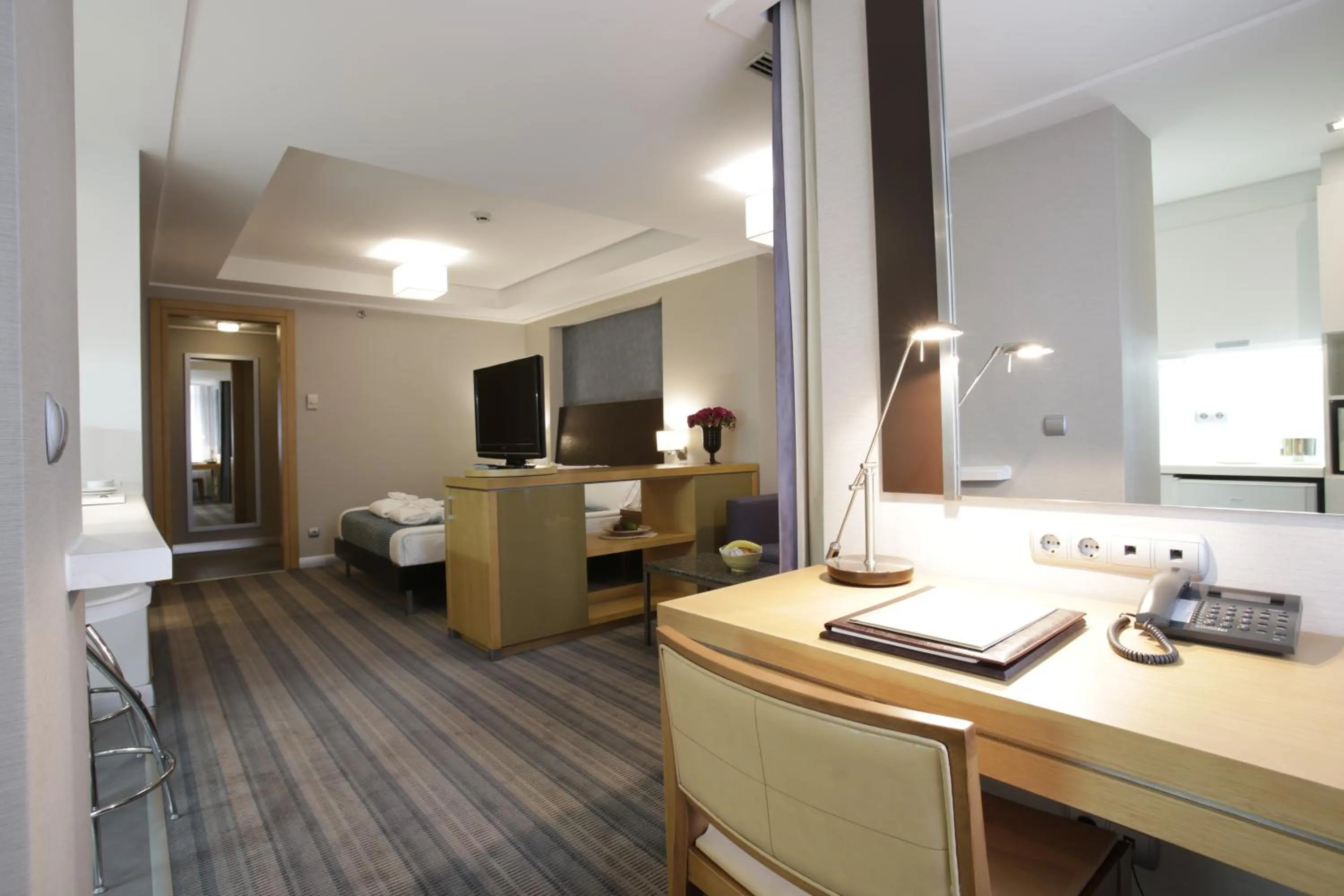 TV and multimedia in Housez Suites & Apartments Special Class