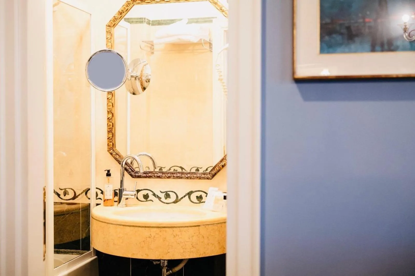 Bathroom in Pensione Accademia - Villa Maravege