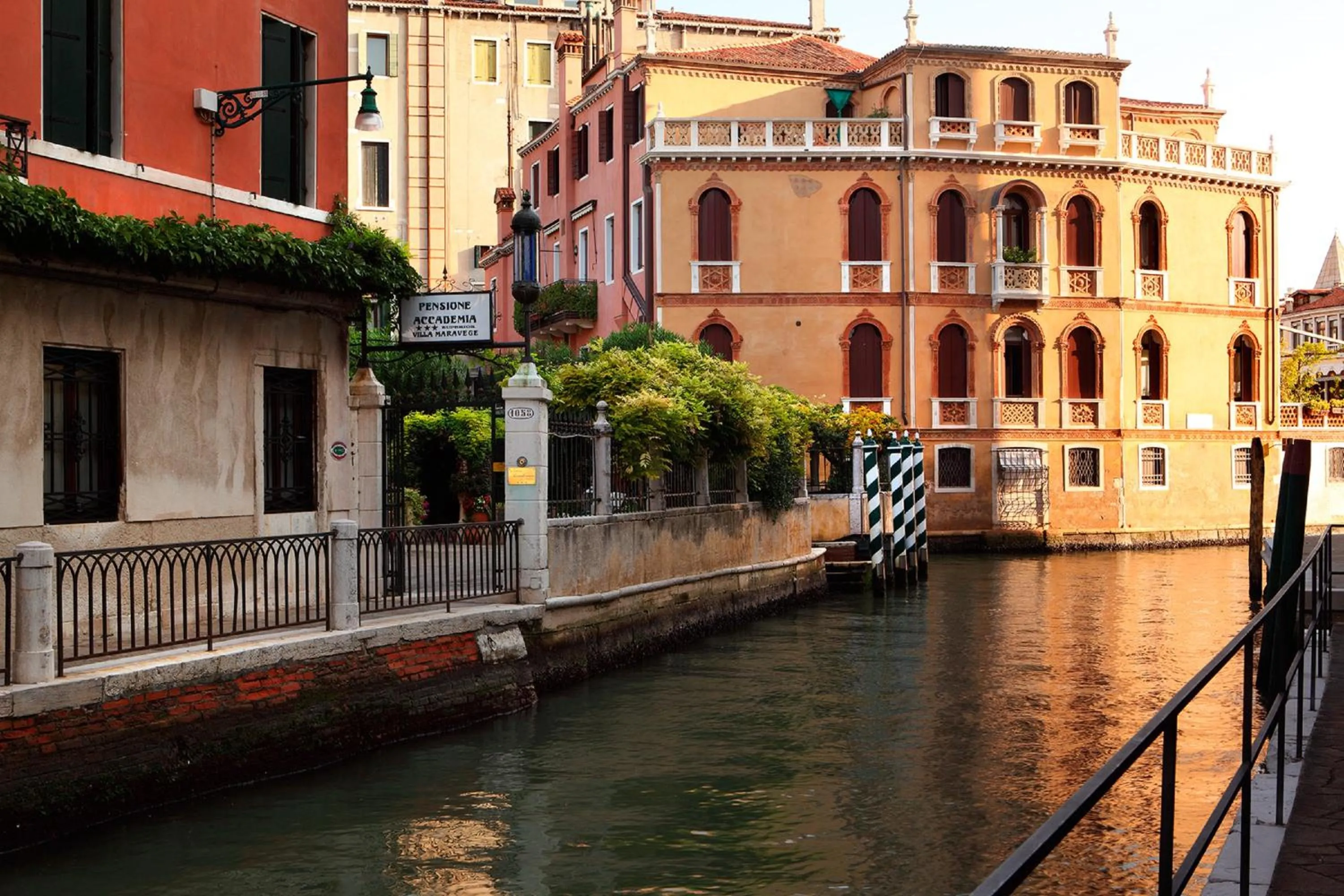 Facade/entrance in Pensione Accademia - Villa Maravege