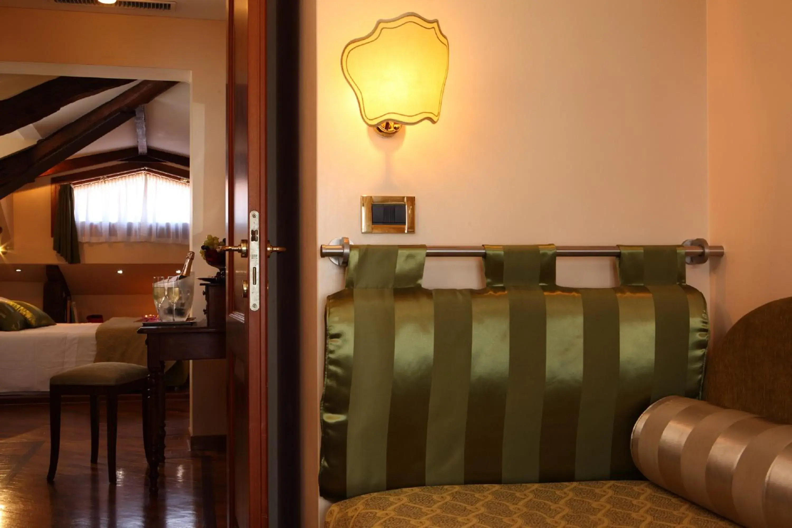 Triple Room in Pensione Accademia - Villa Maravege Triple Room in Pensione Accademia - Villa Maravege