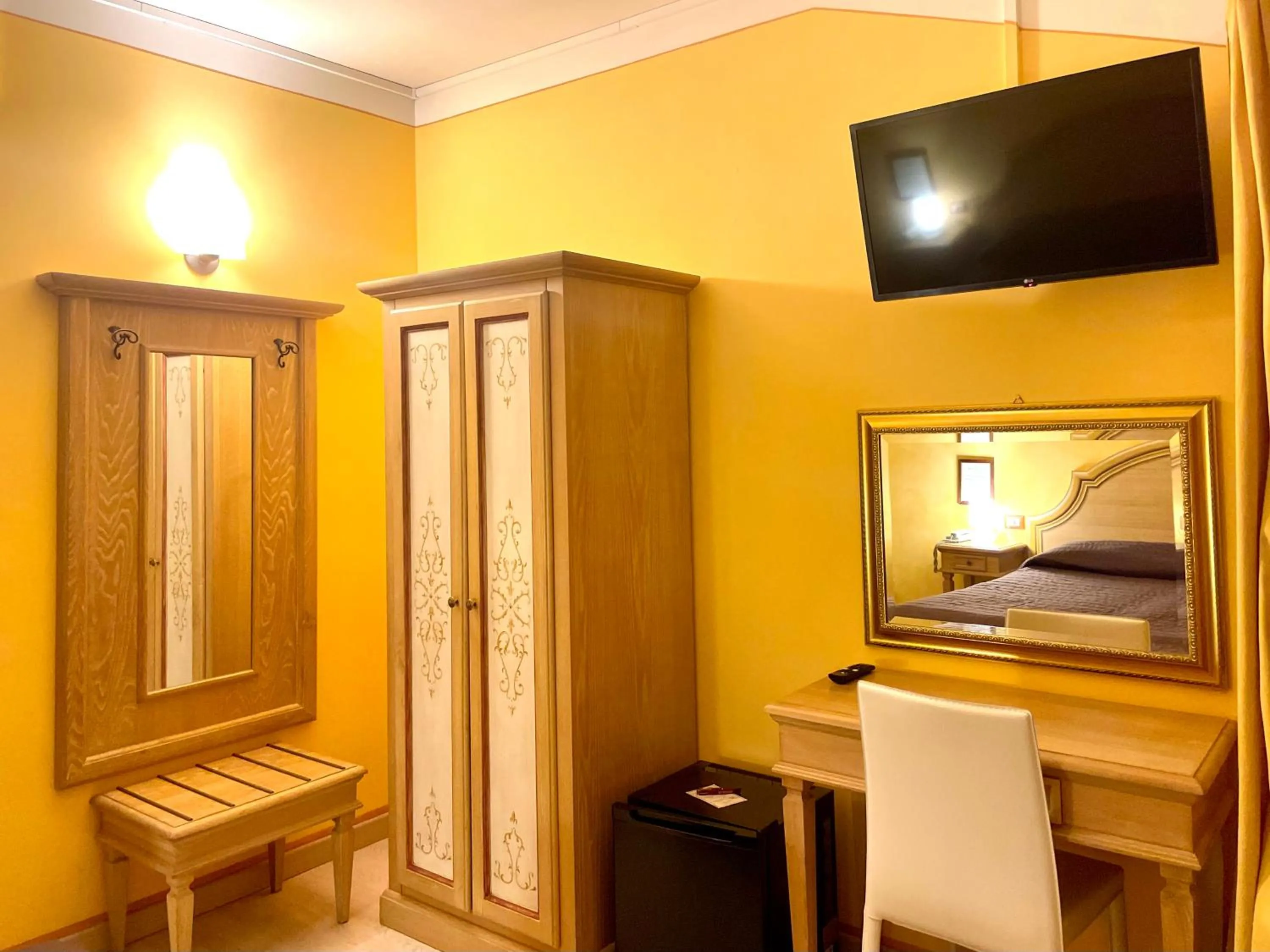 hair dresser, TV/Entertainment Center in Hotel Berti