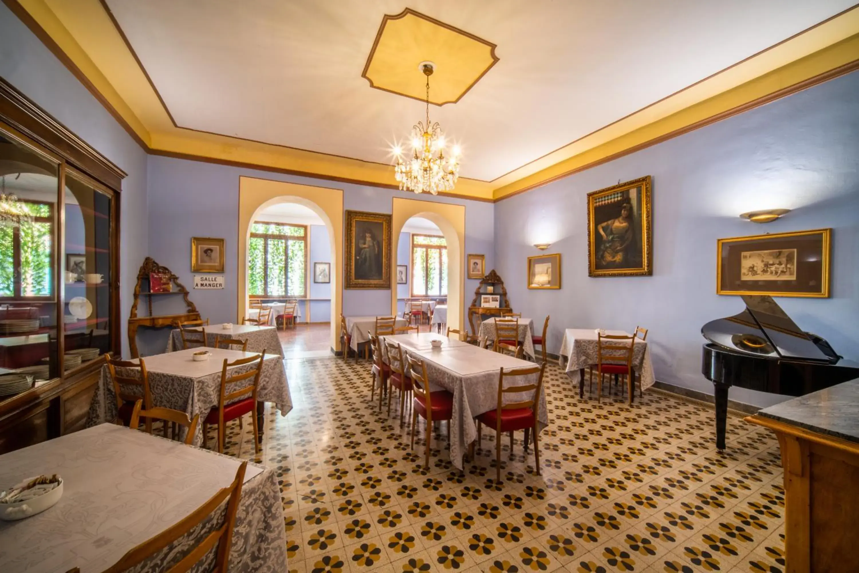 Breakfast in Royal Victoria Hotel Breakfast in Royal Victoria Hotel