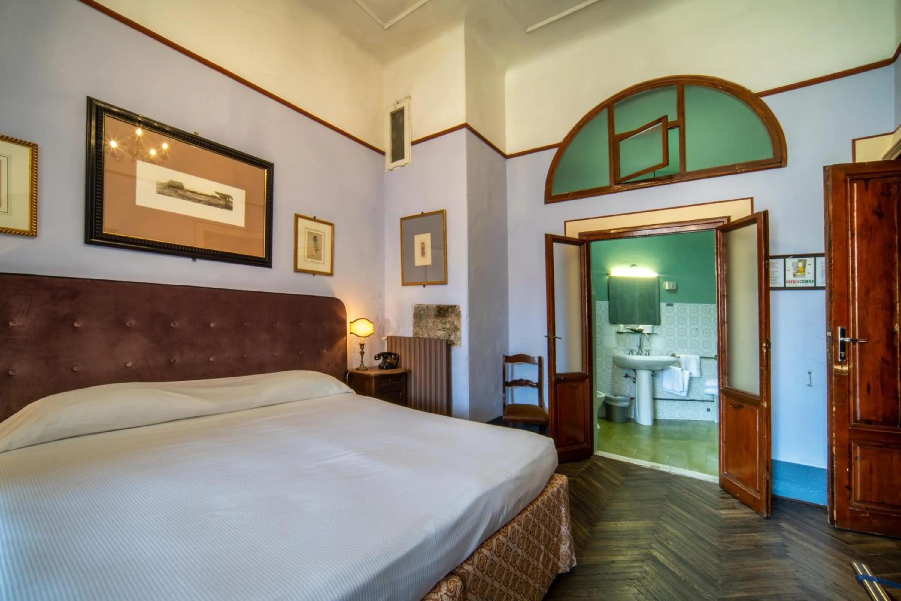 Bedroom, Bed in Royal Victoria Hotel